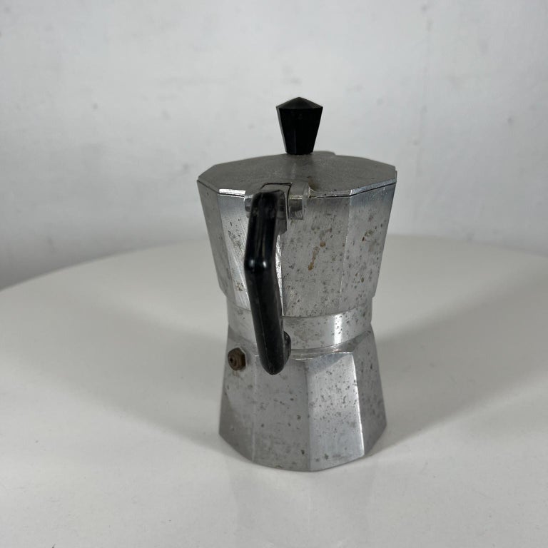 https://a.1stdibscdn.com/vintage-small-espresso-primula-express-coffee-maker-moka-pot-venezuela-for-sale-picture-9/f_9715/f_322425721673807197052/SmallerExpressoPotOld01_23_8_master.jpg?width=768