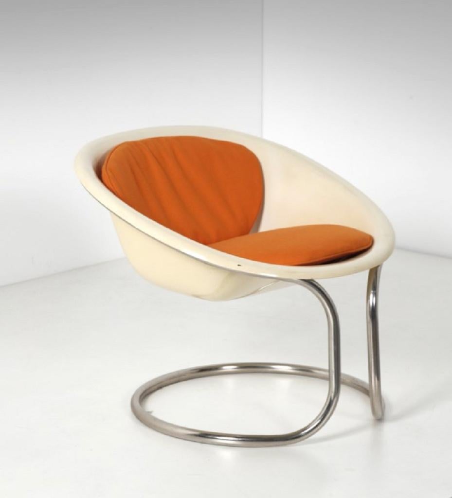 Small fiberglass armchair is an original design work realized in the 1970s.

Original metal, fabric and fiberglass.

Made in Italy.

Total dimensions: cm 73 x 63 x 75.

Very good conditions.
  