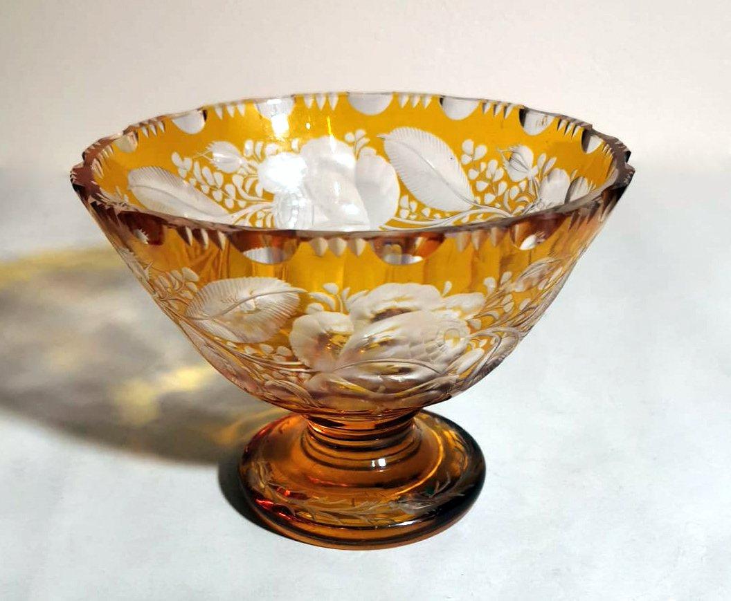 We kindly suggest you read the whole description, because with it we try to give you detailed technical and historical information to guarantee the authenticity of our objects.
Pretty and elegant centerpiece cup with base; it was made between 1949
