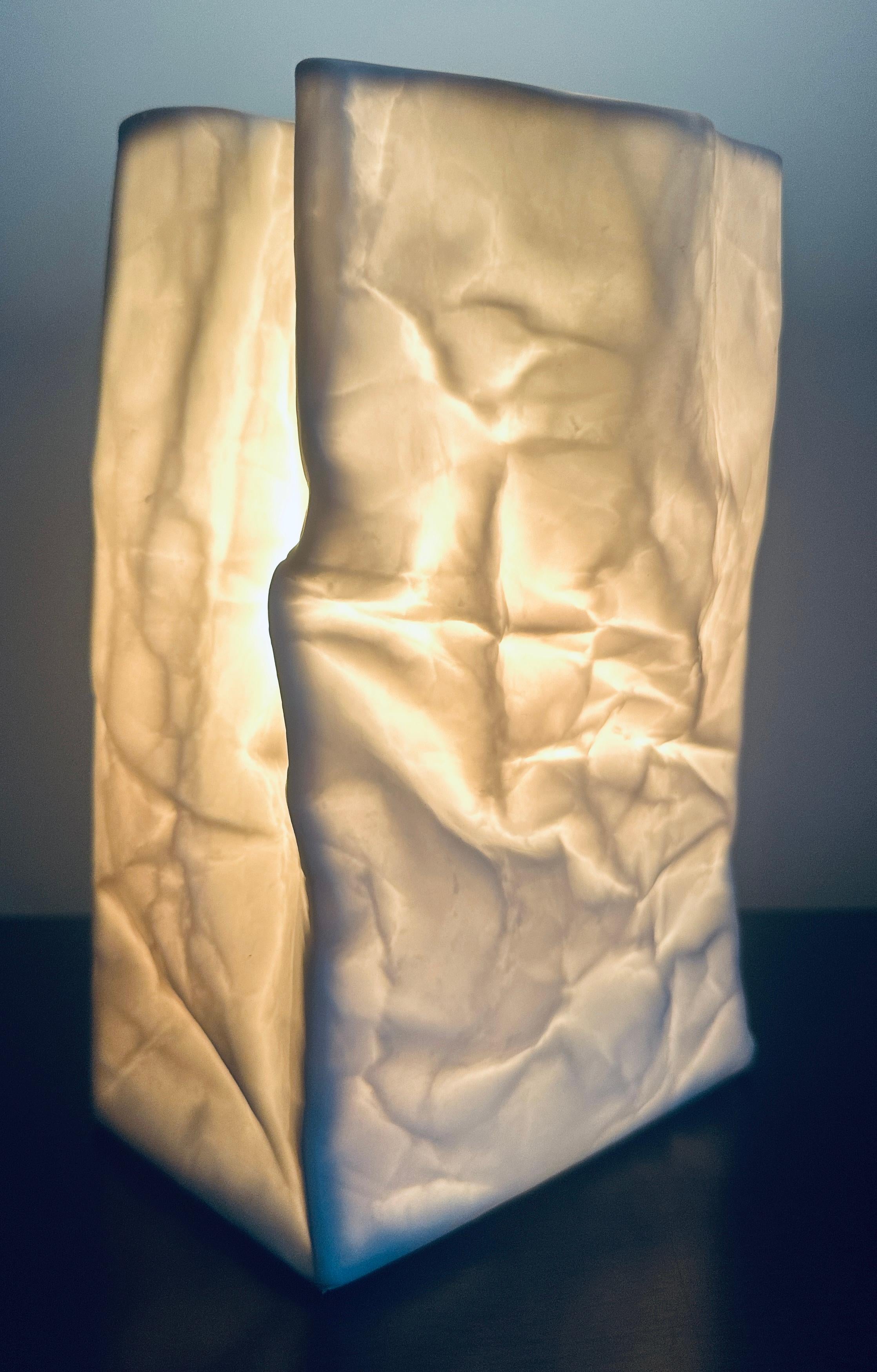 Minimalismo Vintage Small French White Bisque Ceramic Crumpled Bag Lampada da tavolo attr Sompex in vendita