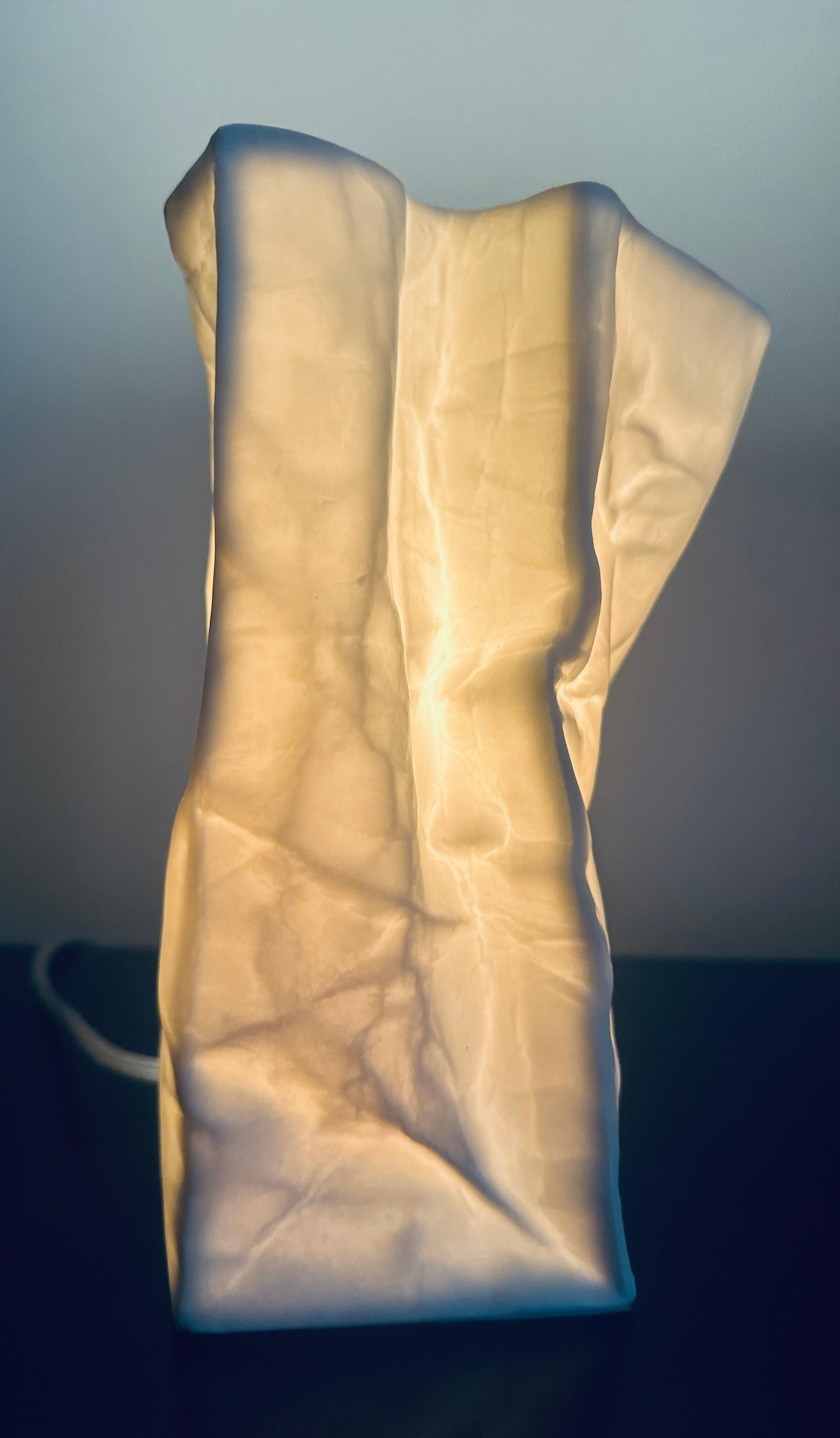 Francese Vintage Small French White Bisque Ceramic Crumpled Bag Lampada da tavolo attr Sompex in vendita