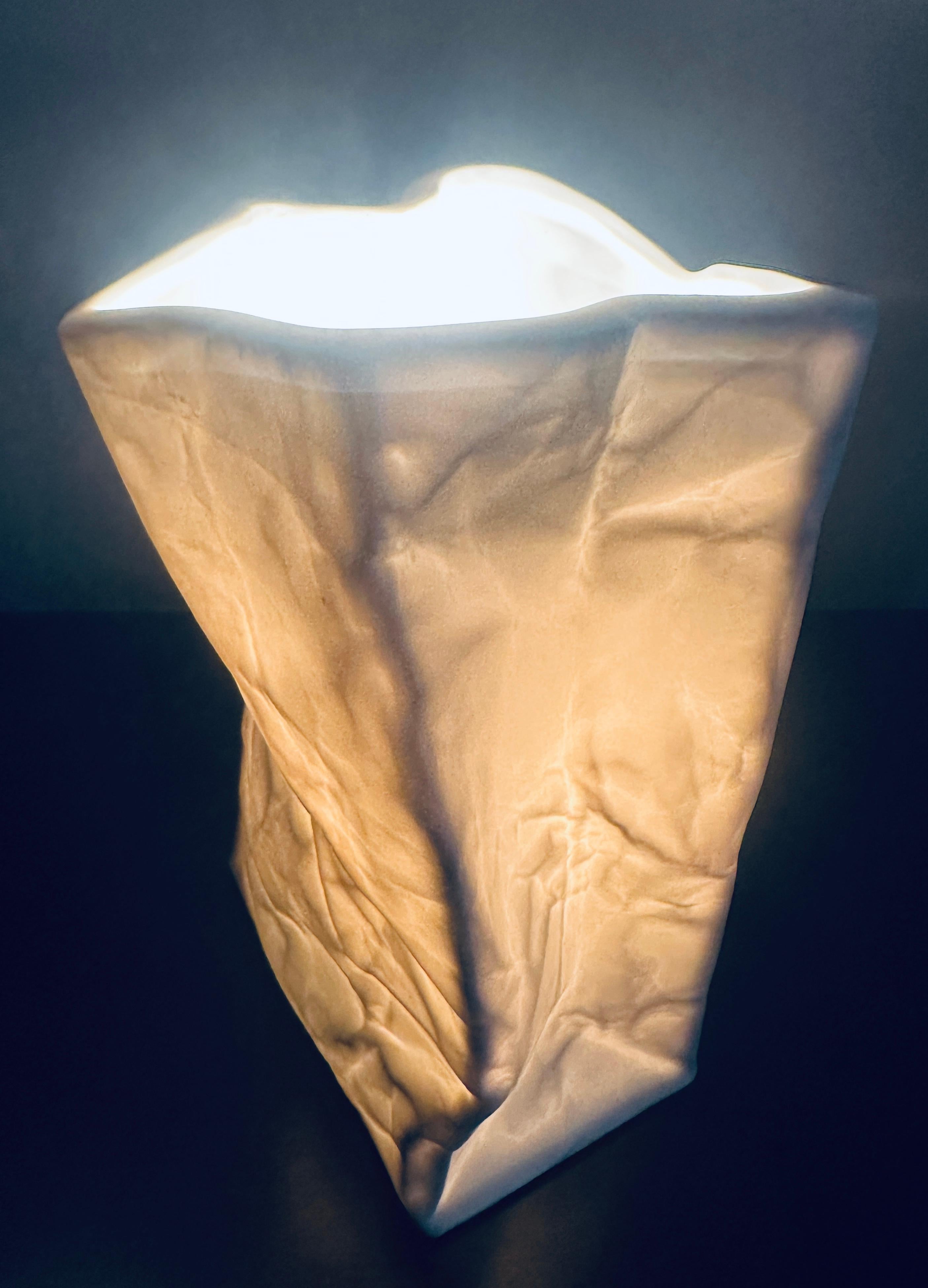 XX secolo Vintage Small French White Bisque Ceramic Crumpled Bag Lampada da tavolo attr Sompex in vendita