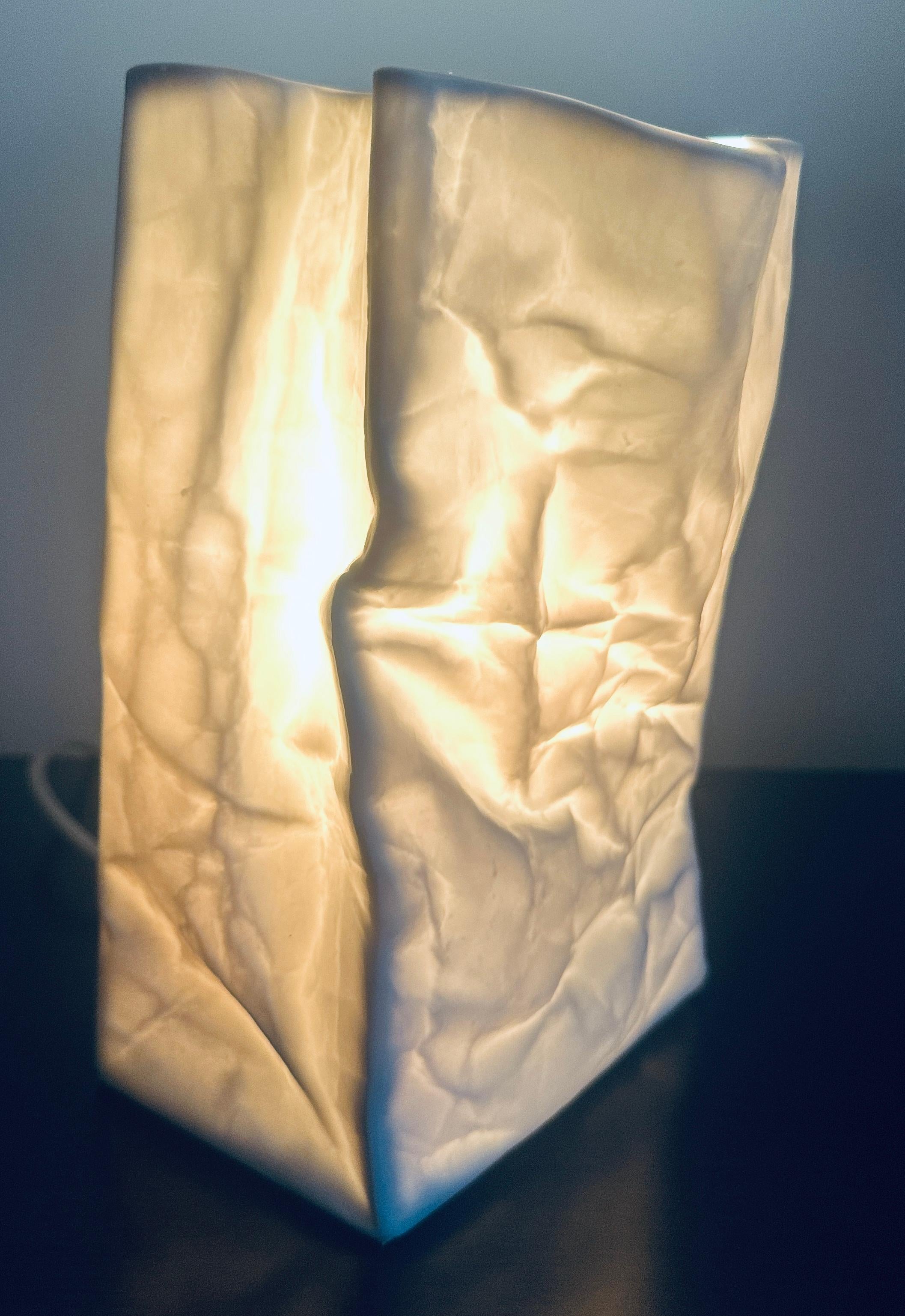 Ceramica Vintage Small French White Bisque Ceramic Crumpled Bag Lampada da tavolo attr Sompex in vendita