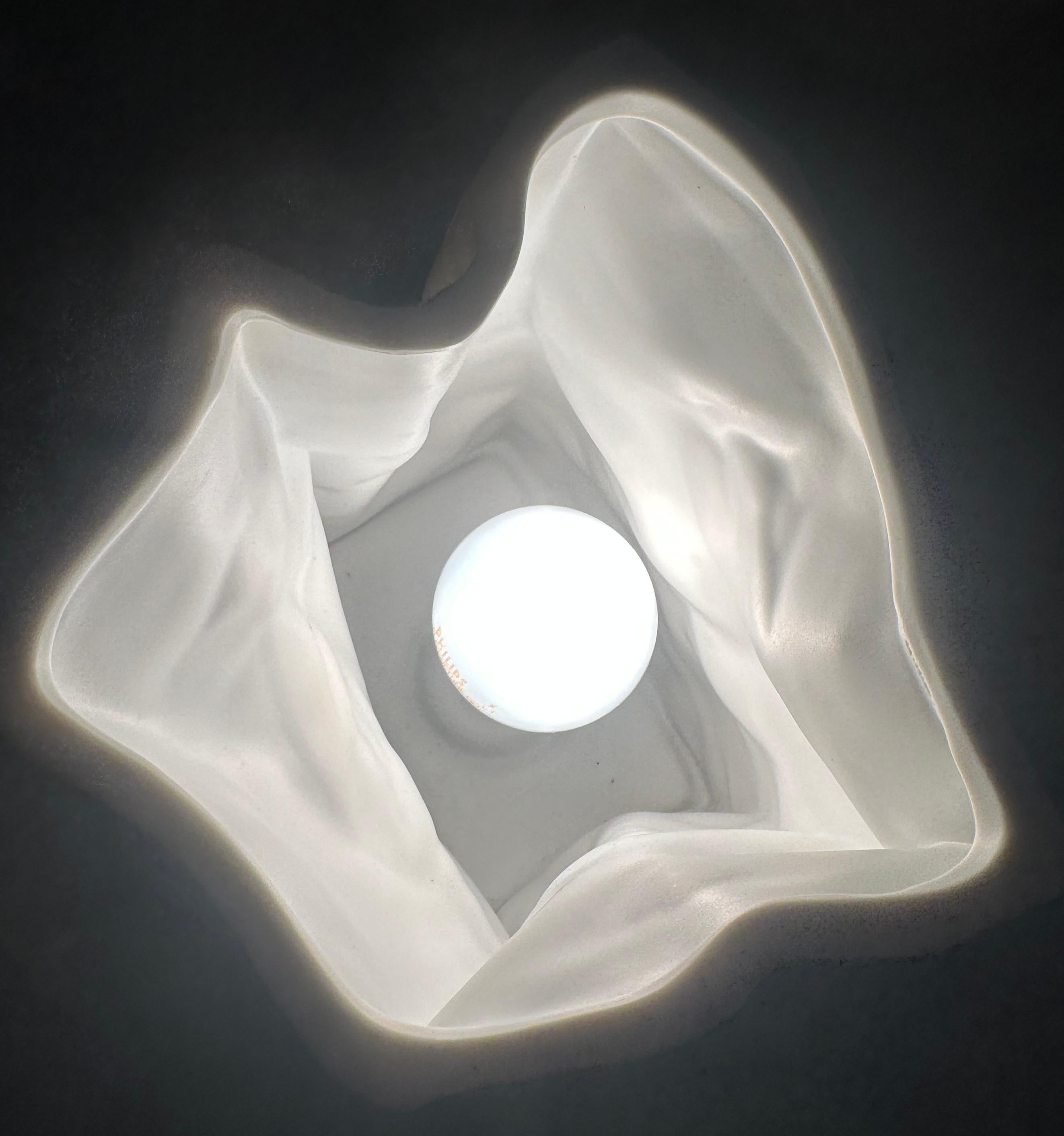 Vintage Small French White Bisque Ceramic Crumpled Bag Lampada da tavolo attr Sompex in vendita 1