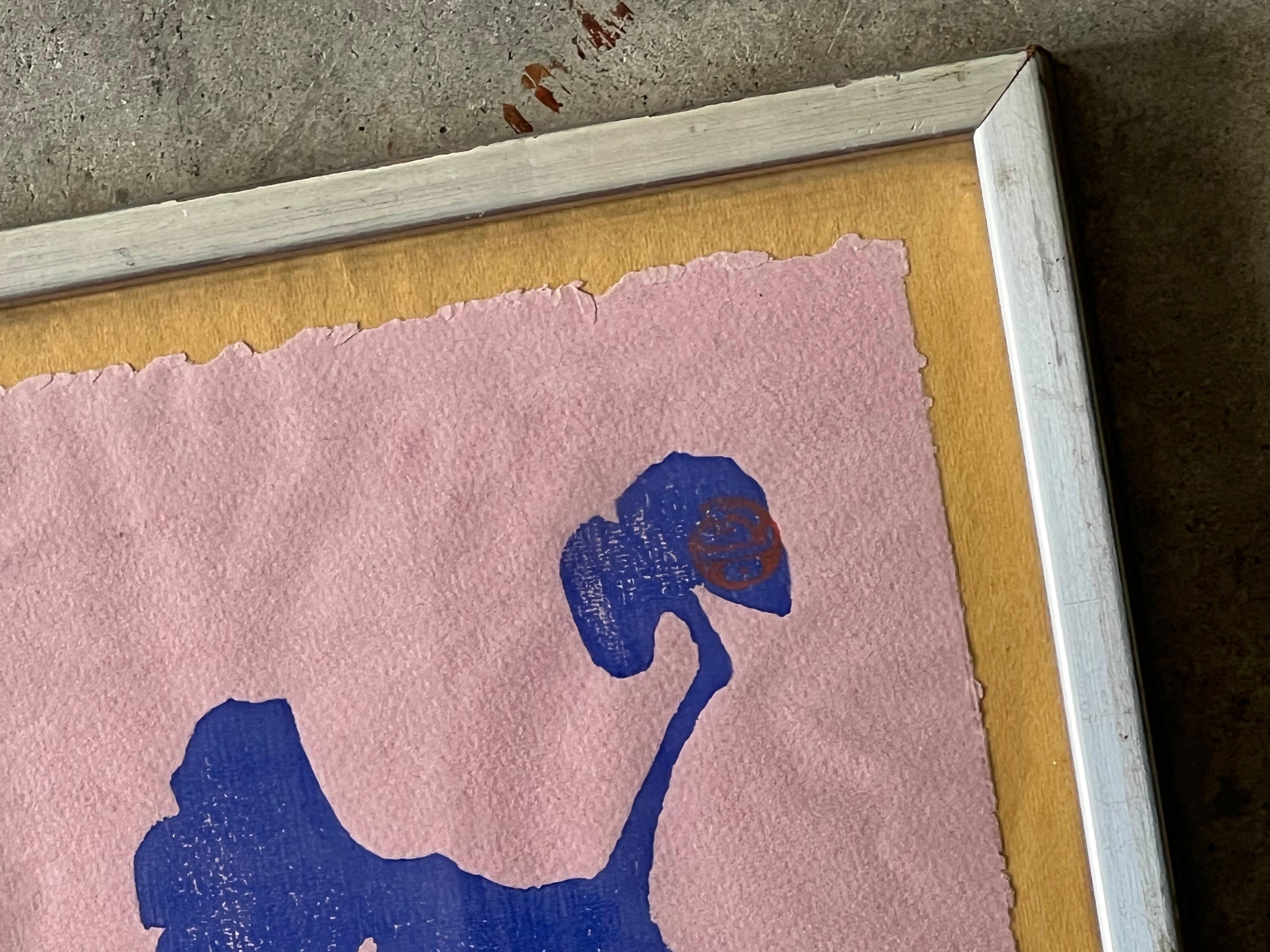 La più adorabile opera d'arte incorniciata dell'artista Jean Olds. Questo pezzo raffigura tre foglie di ginkgo in cianotipia. Le foglie di ginkgo sono in contrasto con un tessuto rosa chiaro. Lo sfondo giallo senape rende questo pezzo unico.