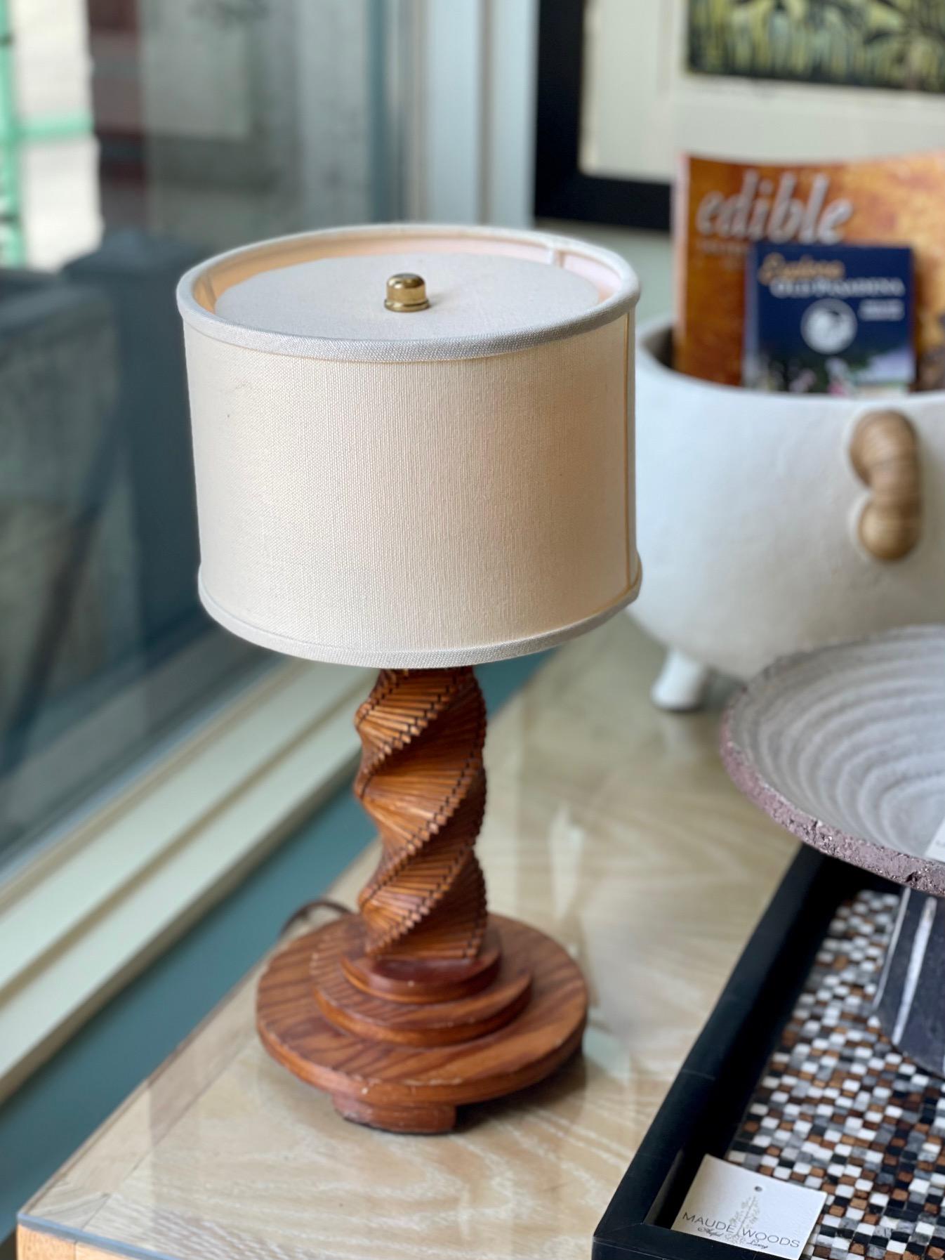 Cette petite lampe décorative en bois vintage a une base joliment sculptée à la main avec un motif en spirale, a été récemment recâblée et a un nouvel abat-jour en lin personnalisé. Quel bel ajout à une table, un bureau ou une étagère ! 

7,5