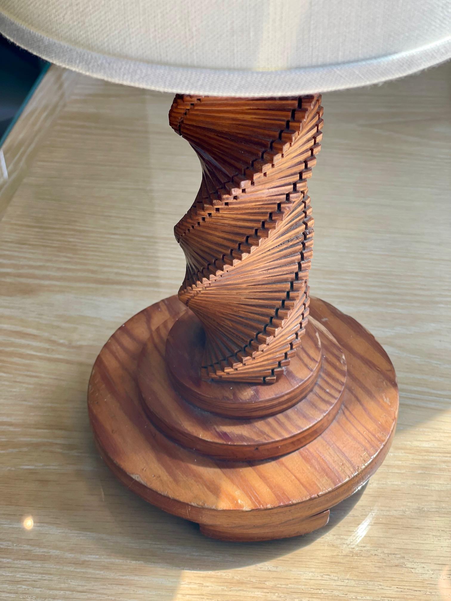 Petite lampe vintage en bois sculptée à la main Bon état - En vente à Pasadena, CA