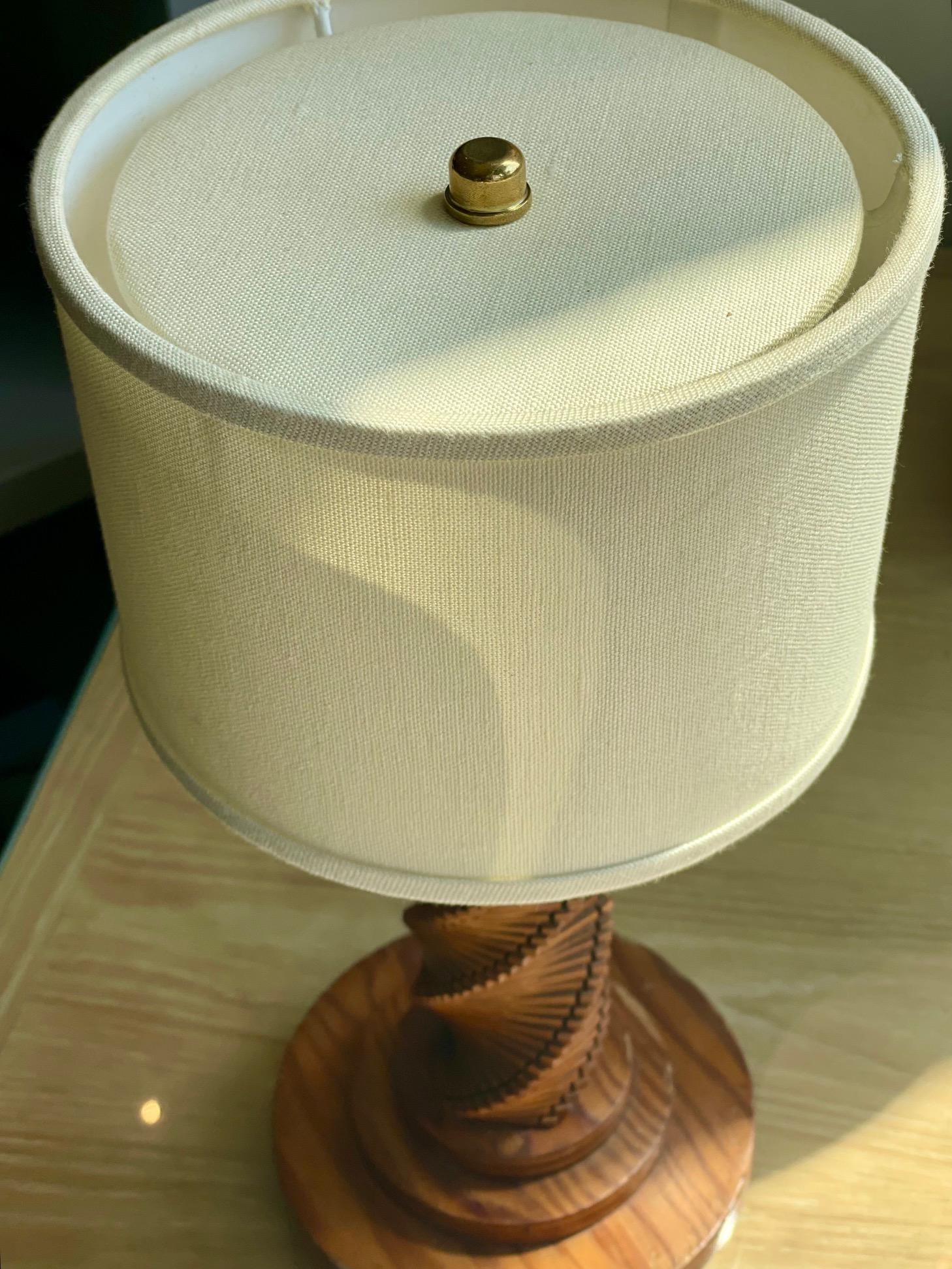 20ième siècle Petite lampe vintage en bois sculptée à la main en vente