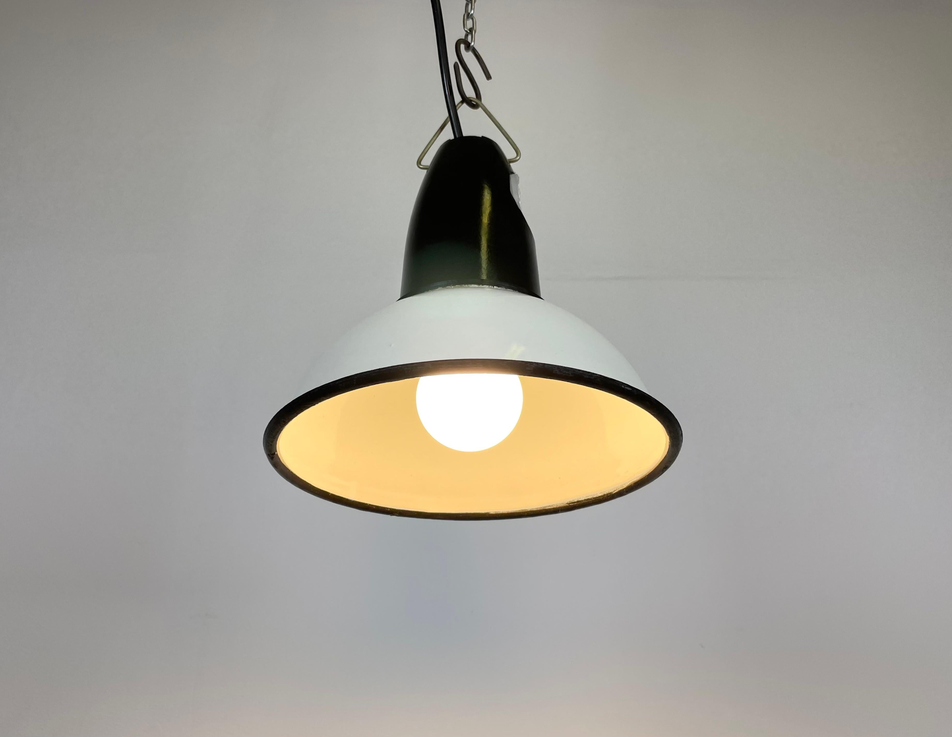Lampe à suspension industrielle soviétique blanche vintage, années 1960 en vente 2