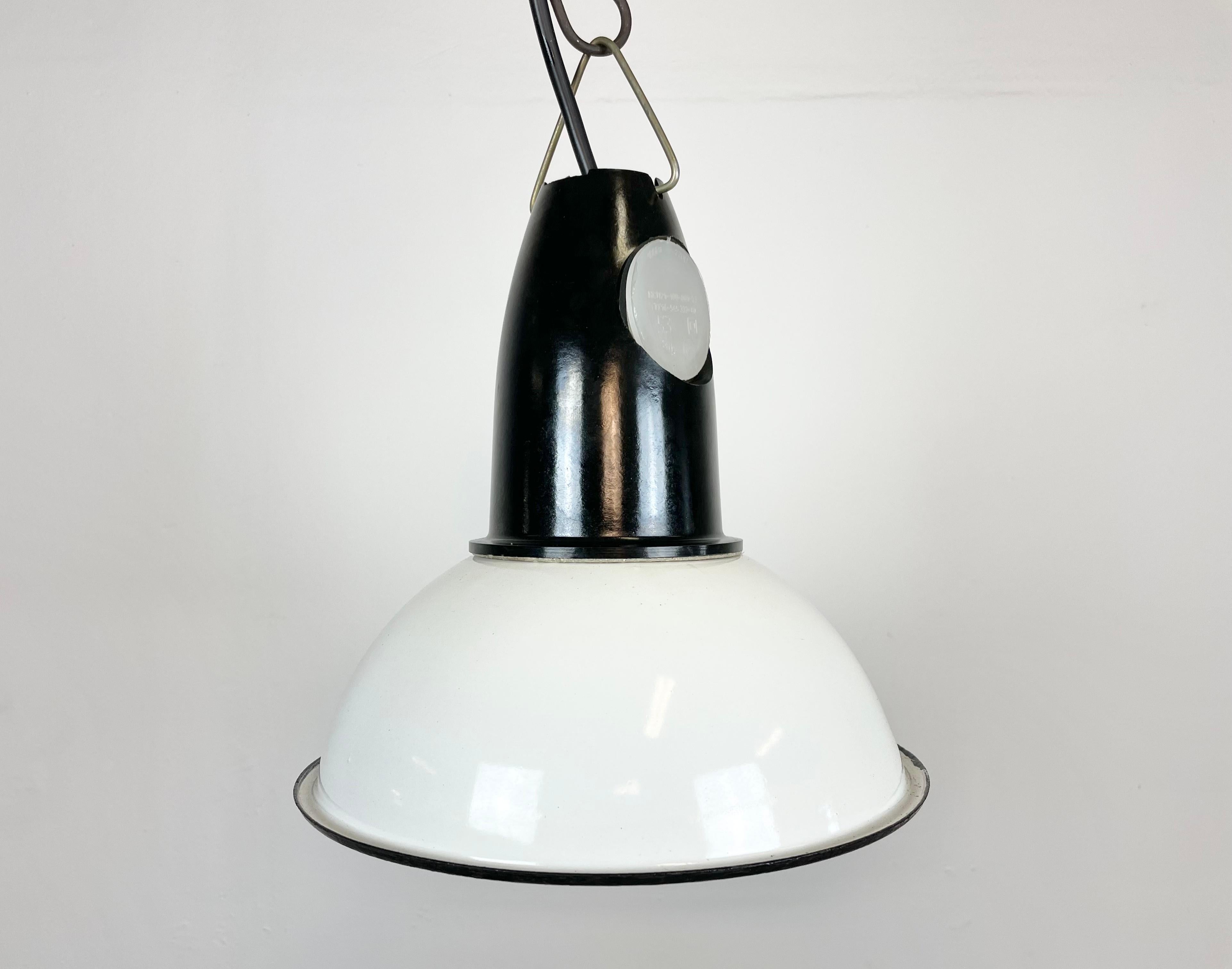 - Vintage Industrial lamp from the 1960s 
- Made in former Soviet Union
- White enamel shade
- Bakelite top 
- Socket requires E 27 light bulbs 
- New wire 
- Lampshade diameter: 22 cm
- Weight : 1 kg.