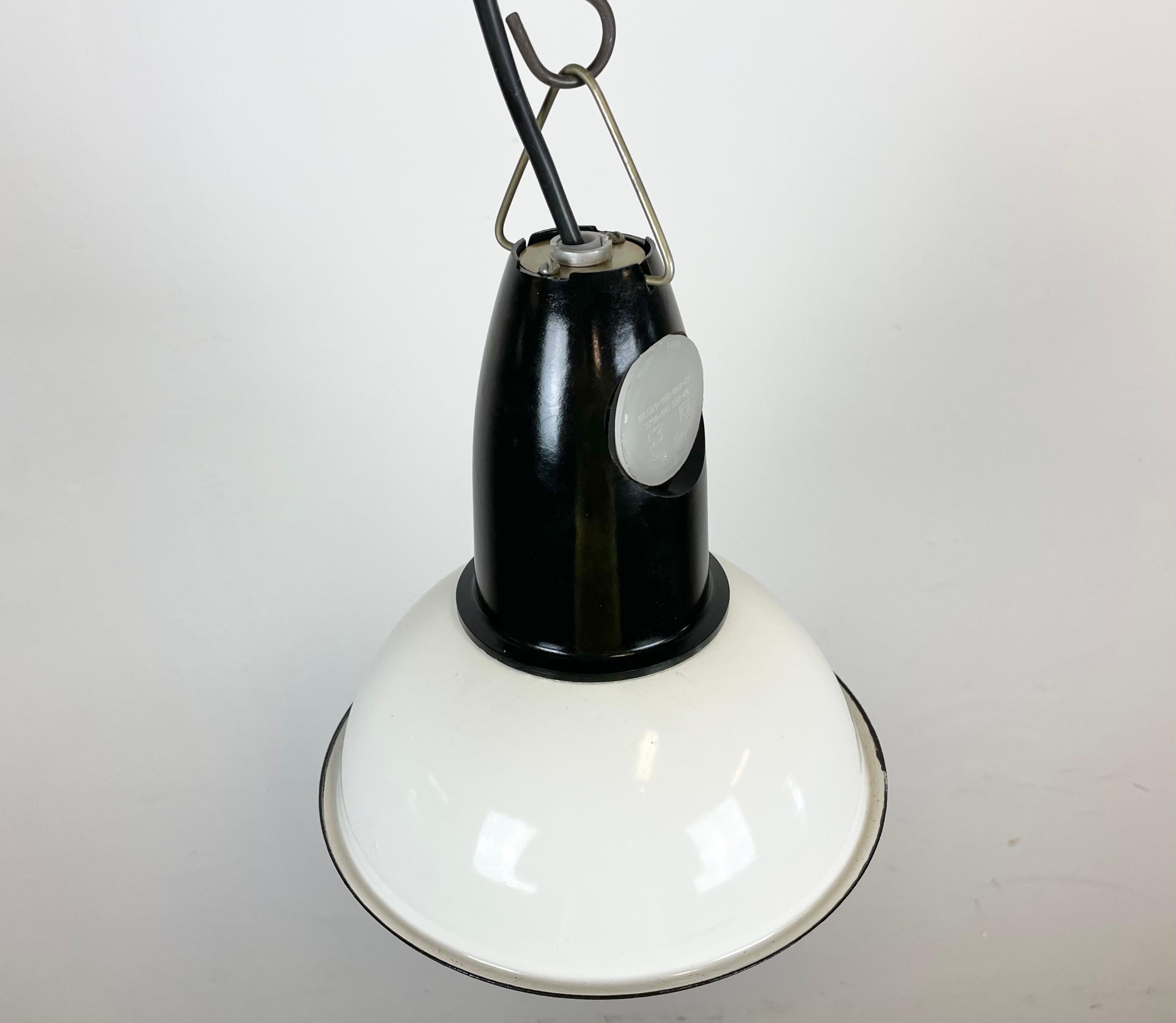 Petite lampe à suspension industrielle soviétique vintage en émail blanc, années 1960 Bon état - En vente à Kojetice, CZ