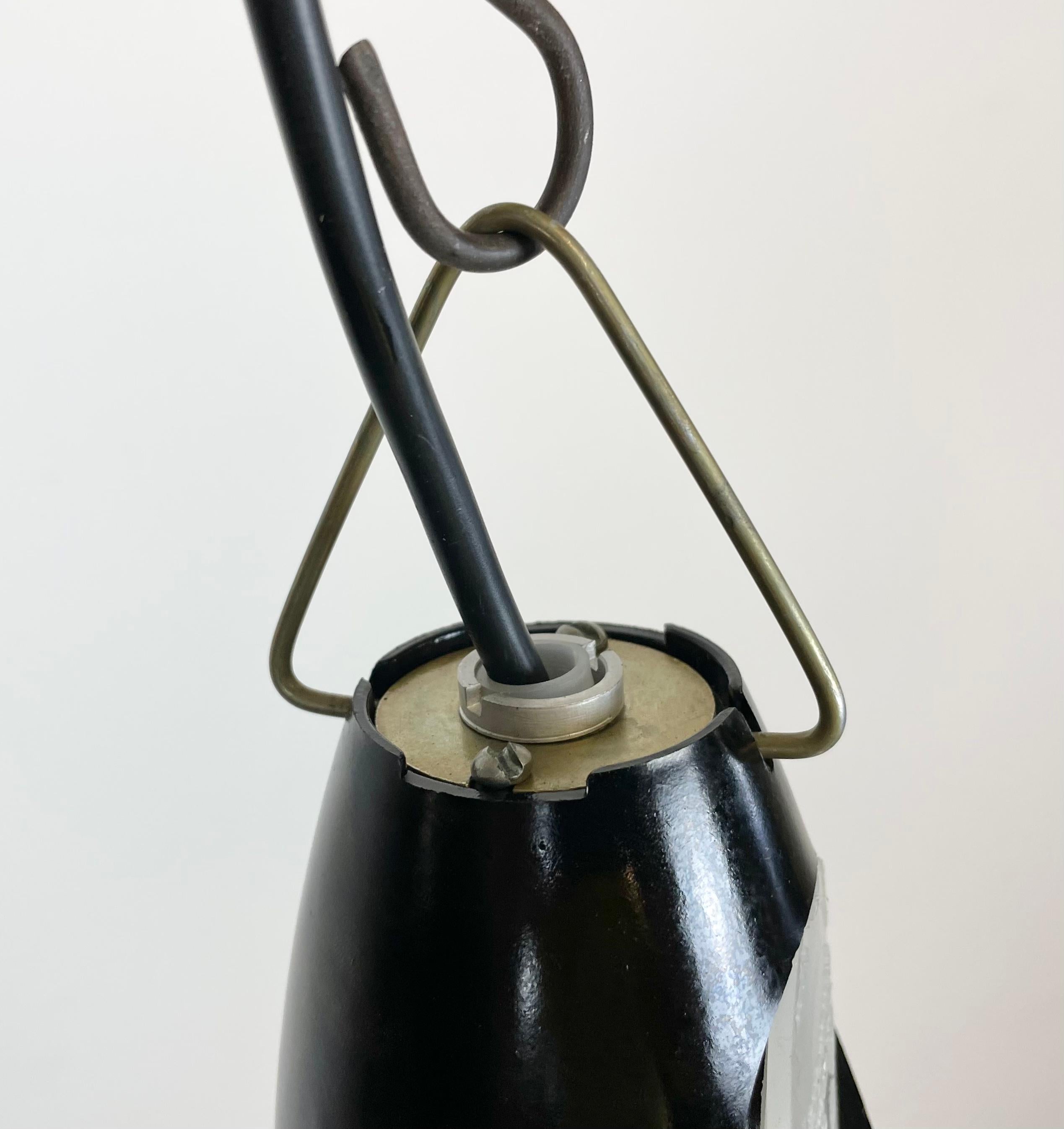 Émail Lampe à suspension industrielle soviétique blanche vintage, années 1960 en vente