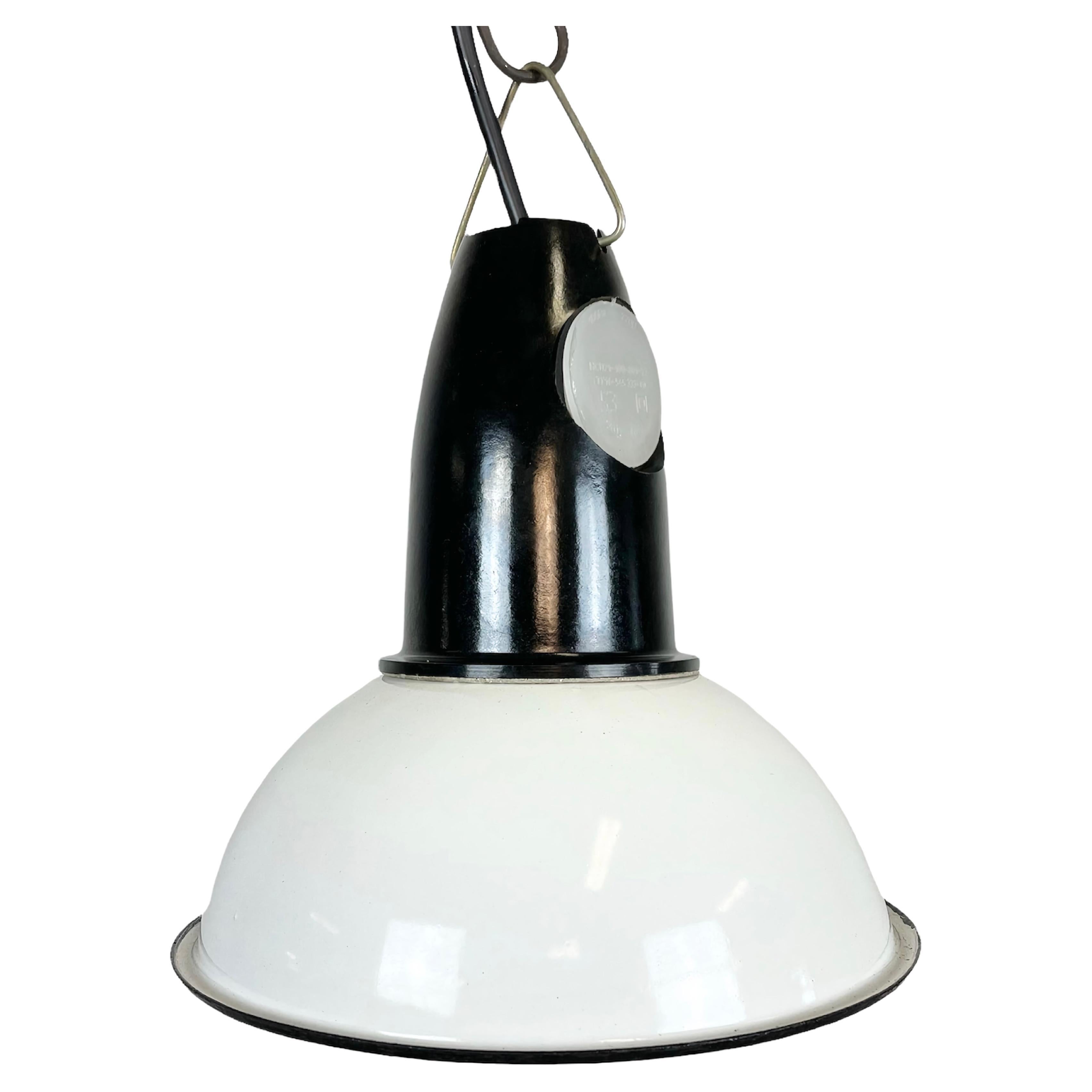 Petite lampe à suspension industrielle soviétique vintage en émail blanc, années 1960 en vente