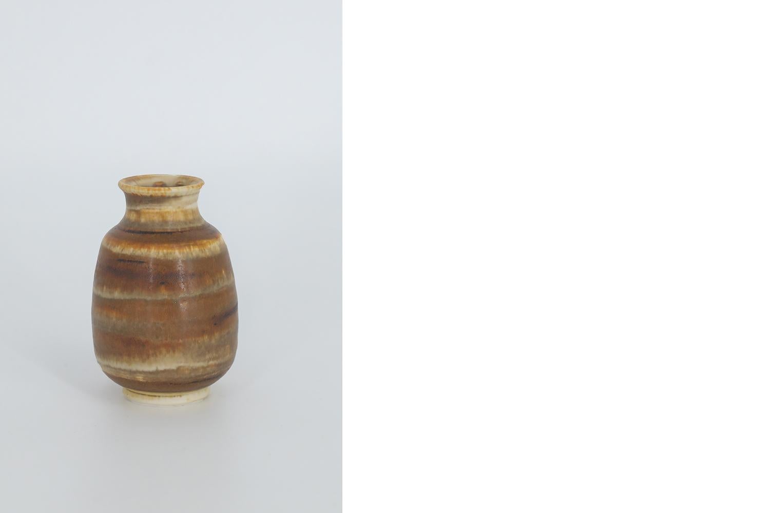 Swedish Set of 4 Small Mid-Century Scandinavian Modern Collectible Honey Stoneware Vase For Sale