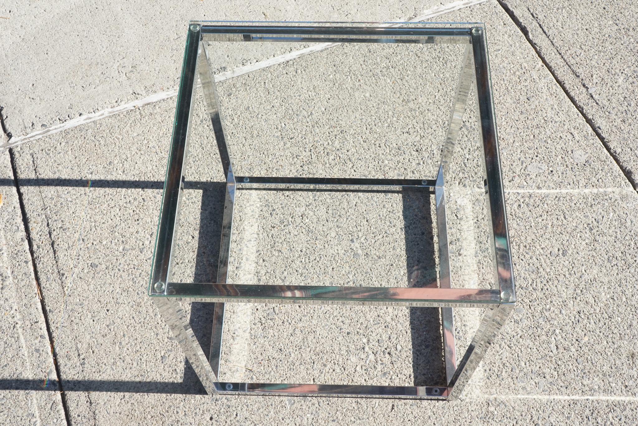 Style international Petite table basse vintage moderniste chromée et cubique en verre. en vente