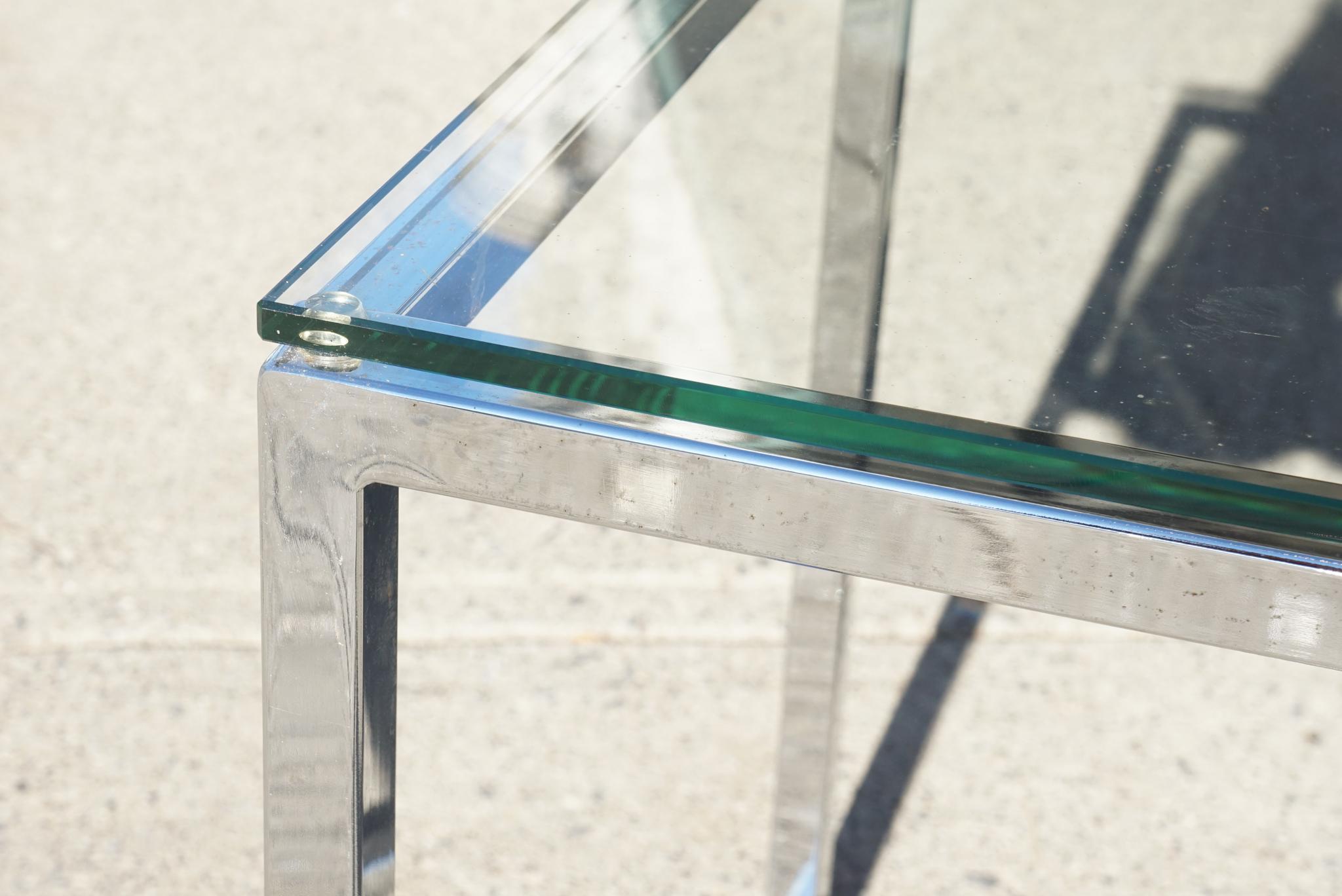 Nord-américain Petite table basse vintage moderniste chromée et cubique en verre. en vente