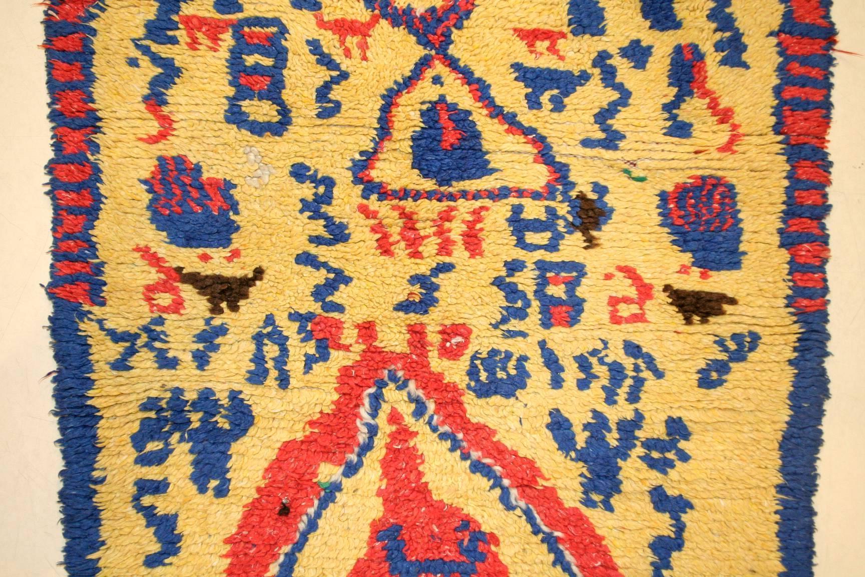 Tribal Vieux petit tapis berbère marocain Azilal avec motif de niche en vente