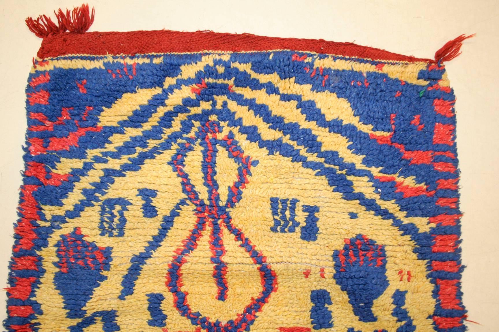 Marocain Vieux petit tapis berbère marocain Azilal avec motif de niche en vente