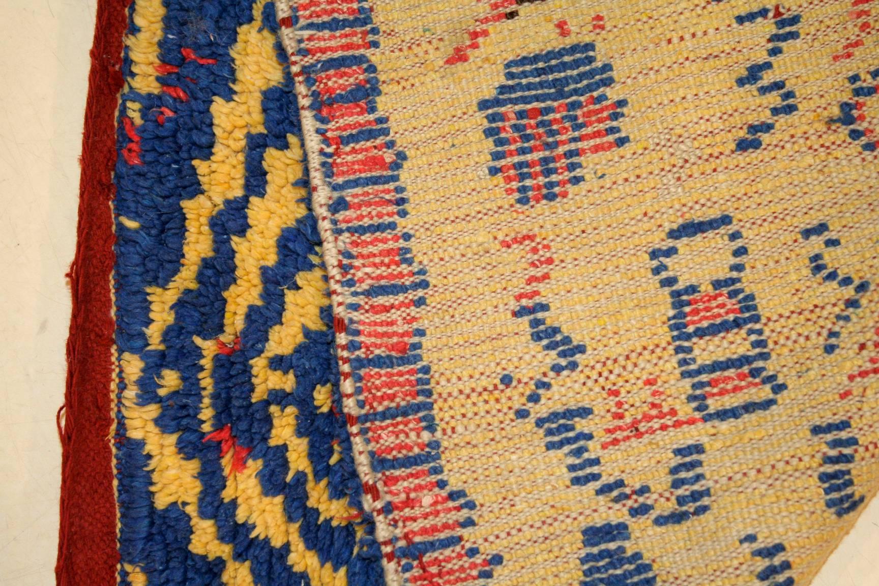 Noué à la main Vieux petit tapis berbère marocain Azilal avec motif de niche en vente