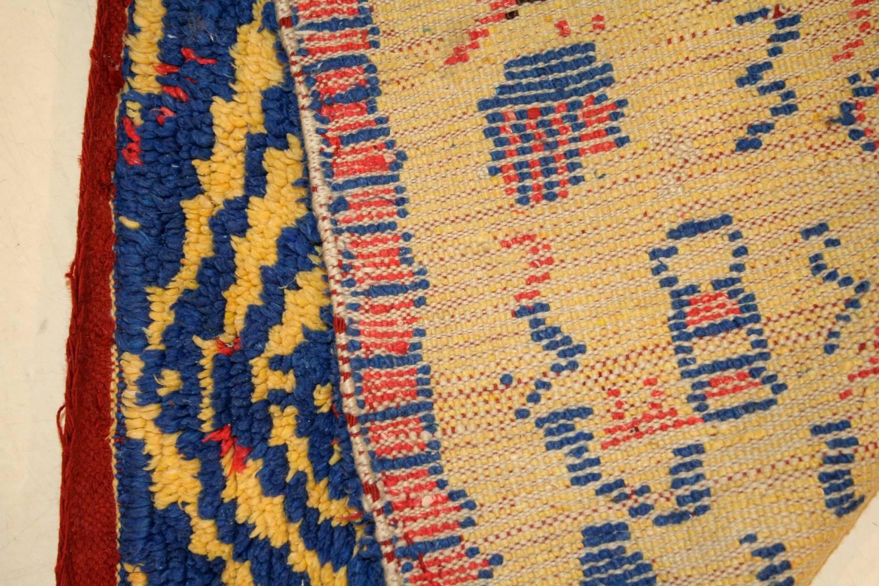 Annodato a mano Tappeto Azilal berbero marocchino vintage di piccole dimensioni con design a nicchia in vendita