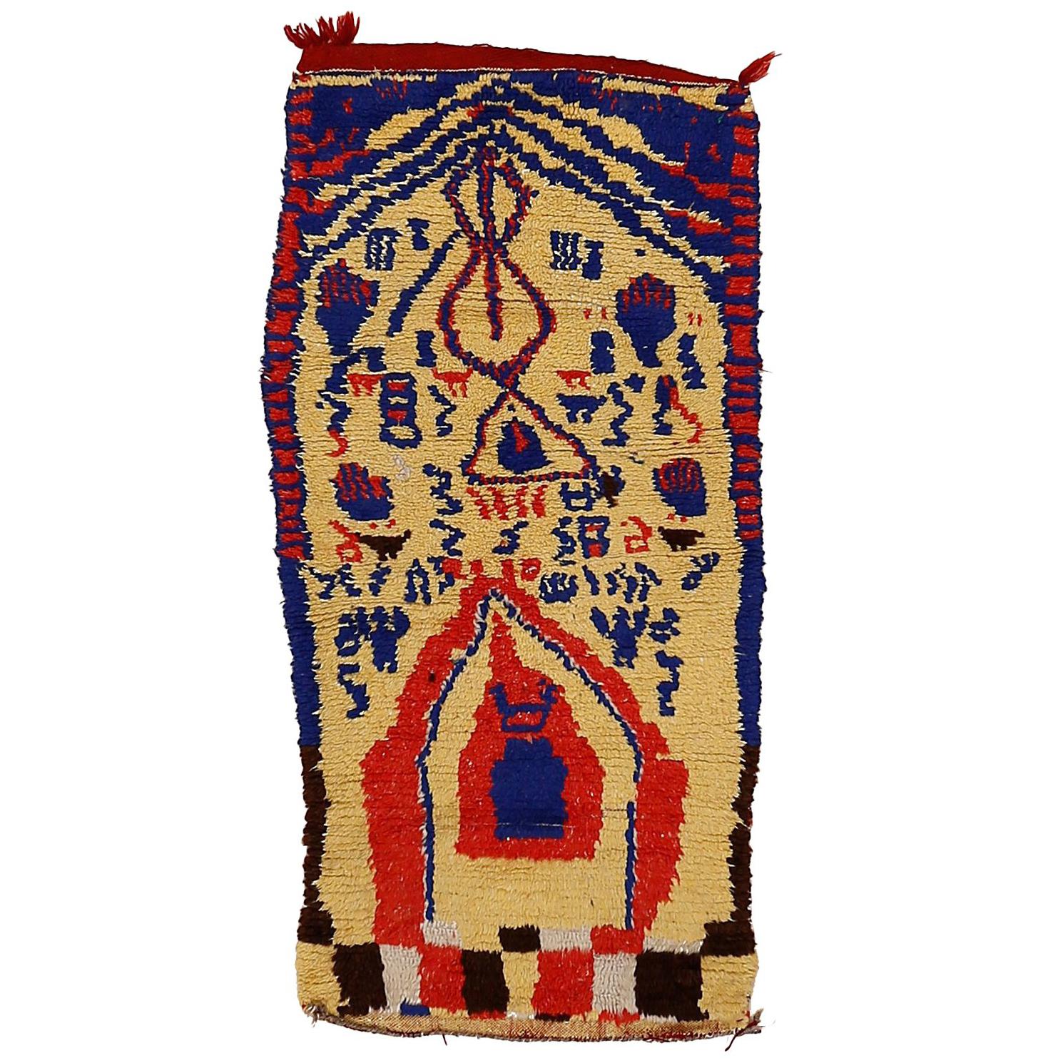 Vieux petit tapis berbère marocain Azilal avec motif de niche en vente