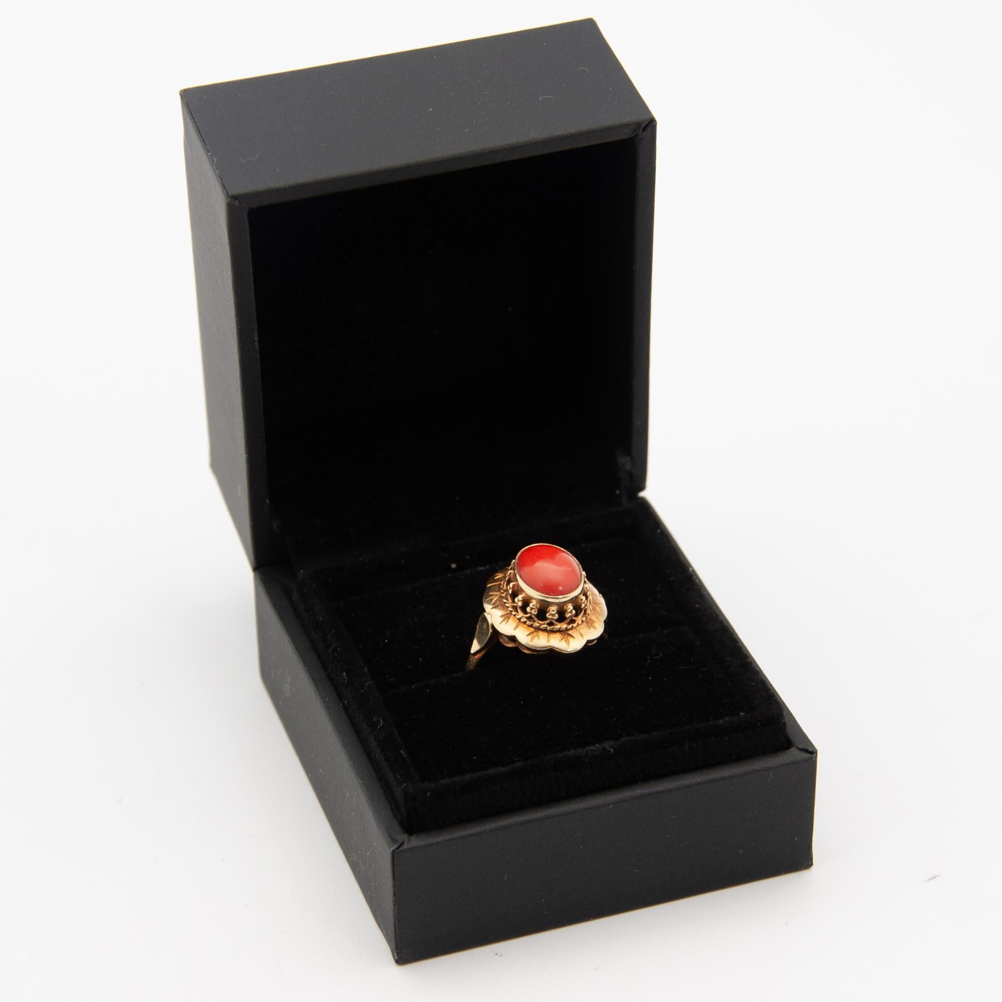 Vintage Small Natural Red Coral and 14K Gold Ring In Good Condition For Sale In Rotterdam, NL