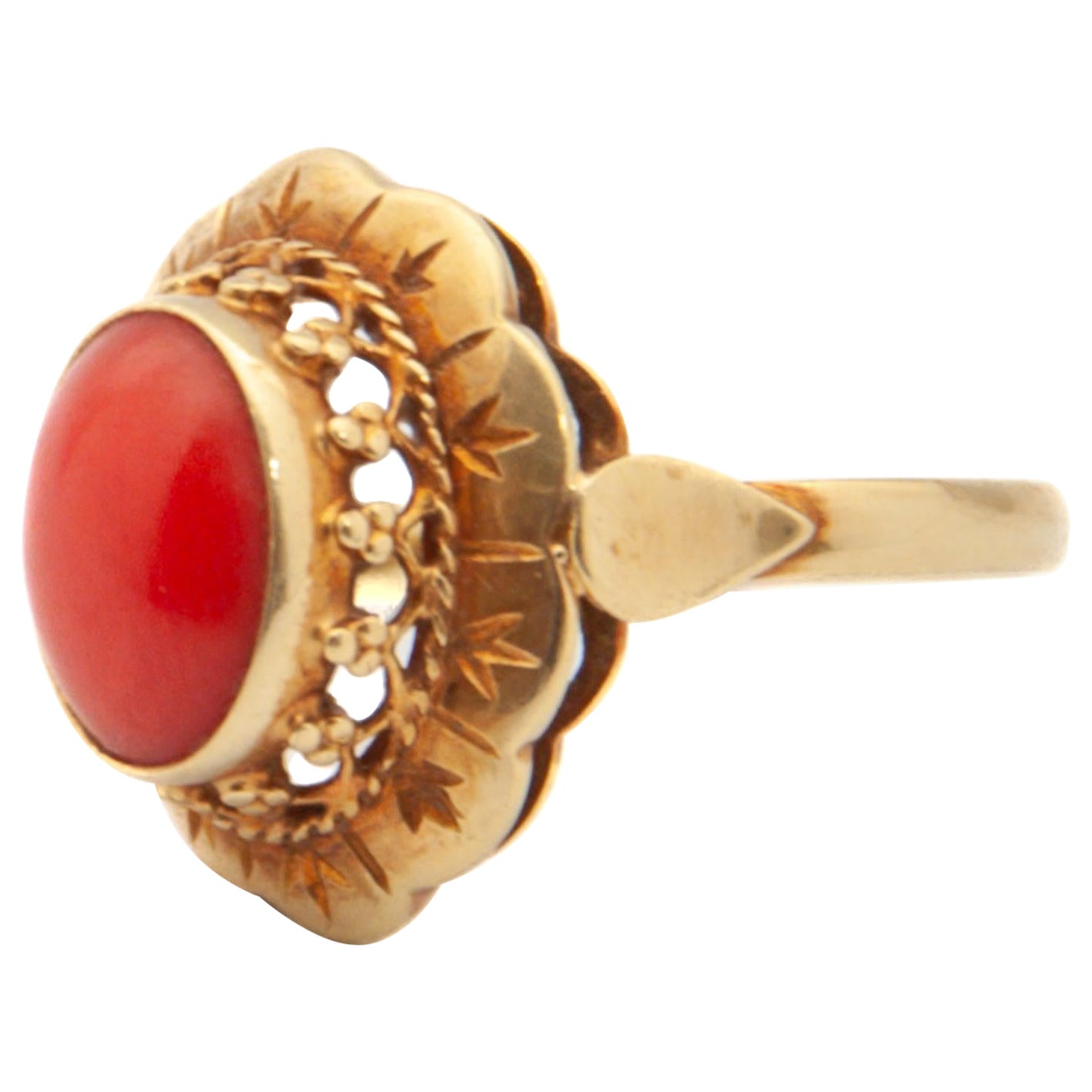 Anello vintage piccolo di corallo rosso naturale e oro 14K