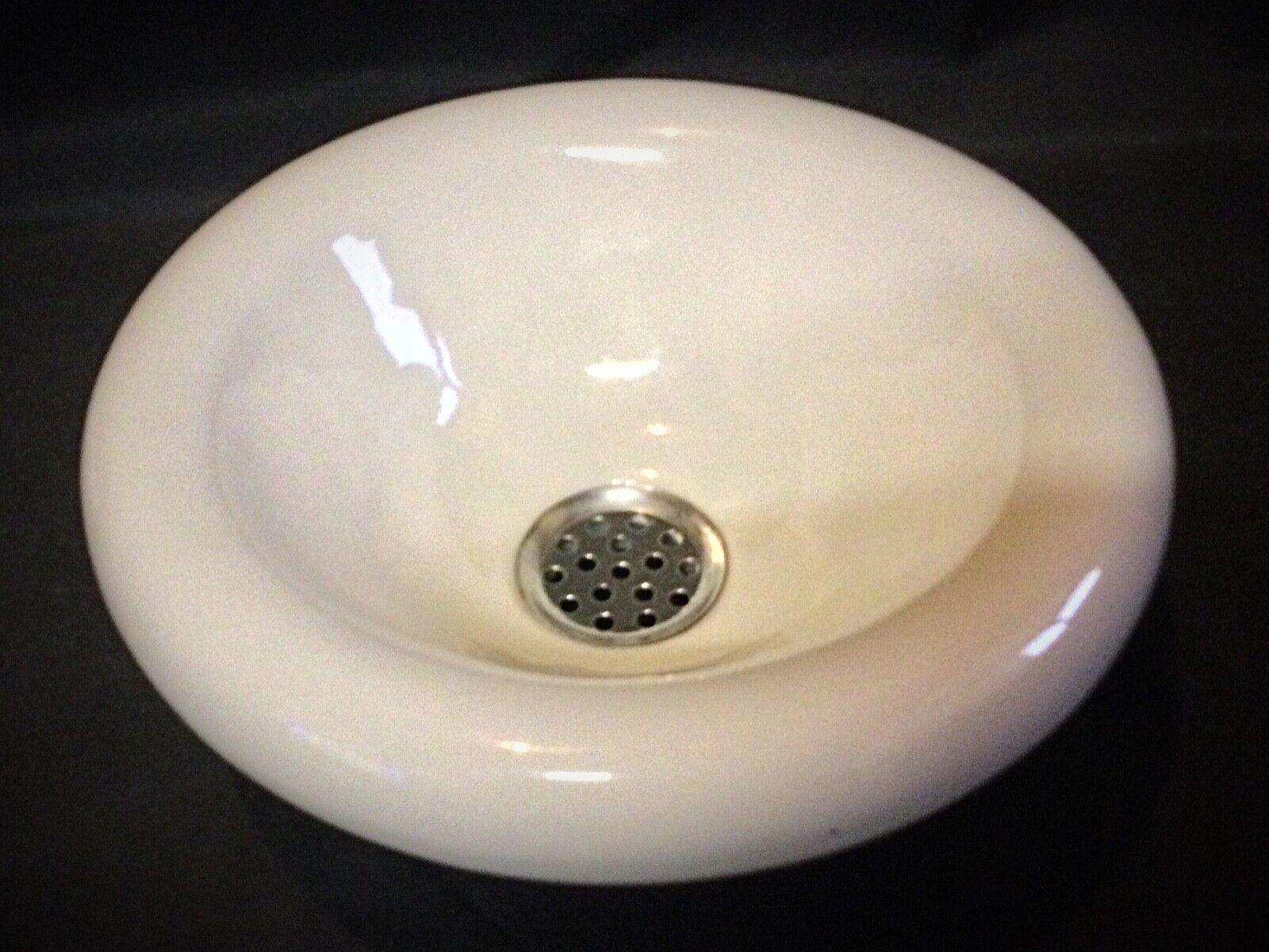 Questo piccolo ed elegante lavabo in porcellana è perfetto per bagni o WC compatti. Con una finitura bianca lucida, può essere posizionato su un piano d'appoggio o incassato per un look elegante e moderno. Ideale per aggiungere un tocco di stile al