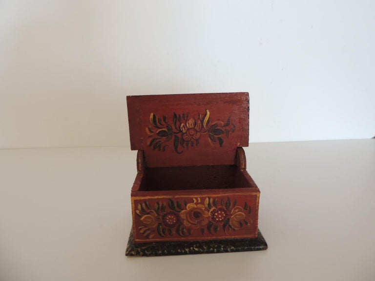 Hand-Crafted Vintage Small Red and Green Floral Indian Decorative Box For Sale