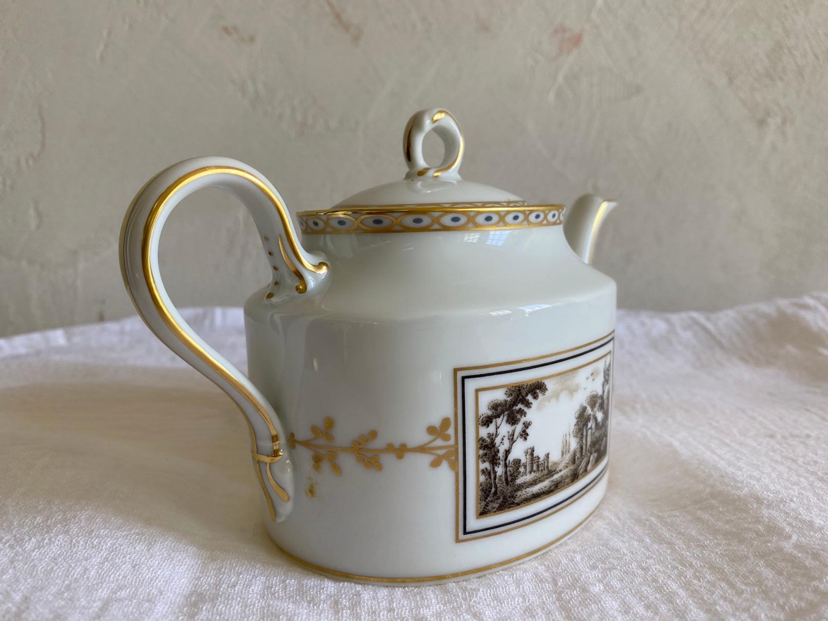 Vintage Small Richard Ginori Teapot In Good Condition In Sheffield, MA