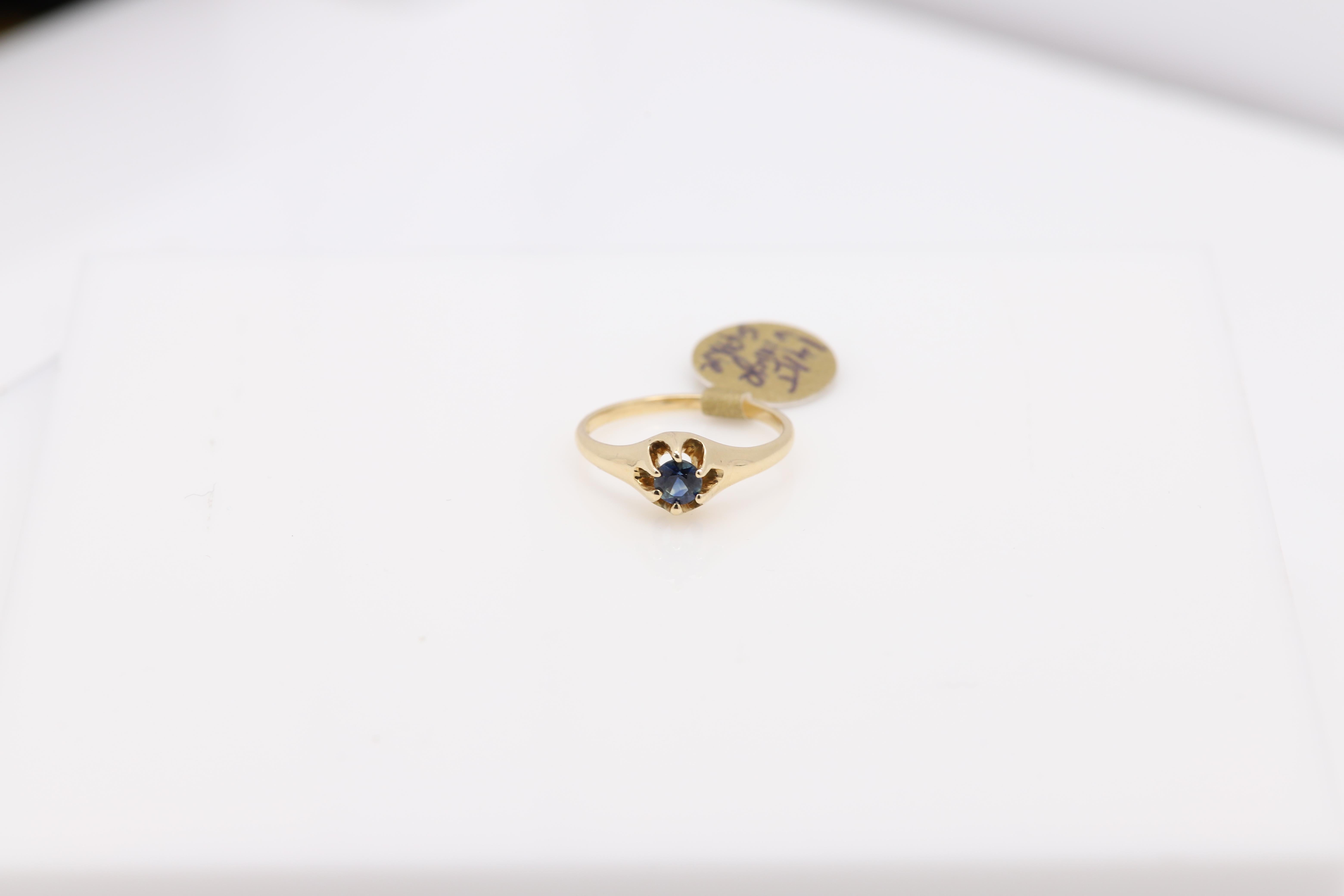 Round Cut Vintage Small Sapphire Ring 14 Karat Yellow Gold Circa 1940's For Sale