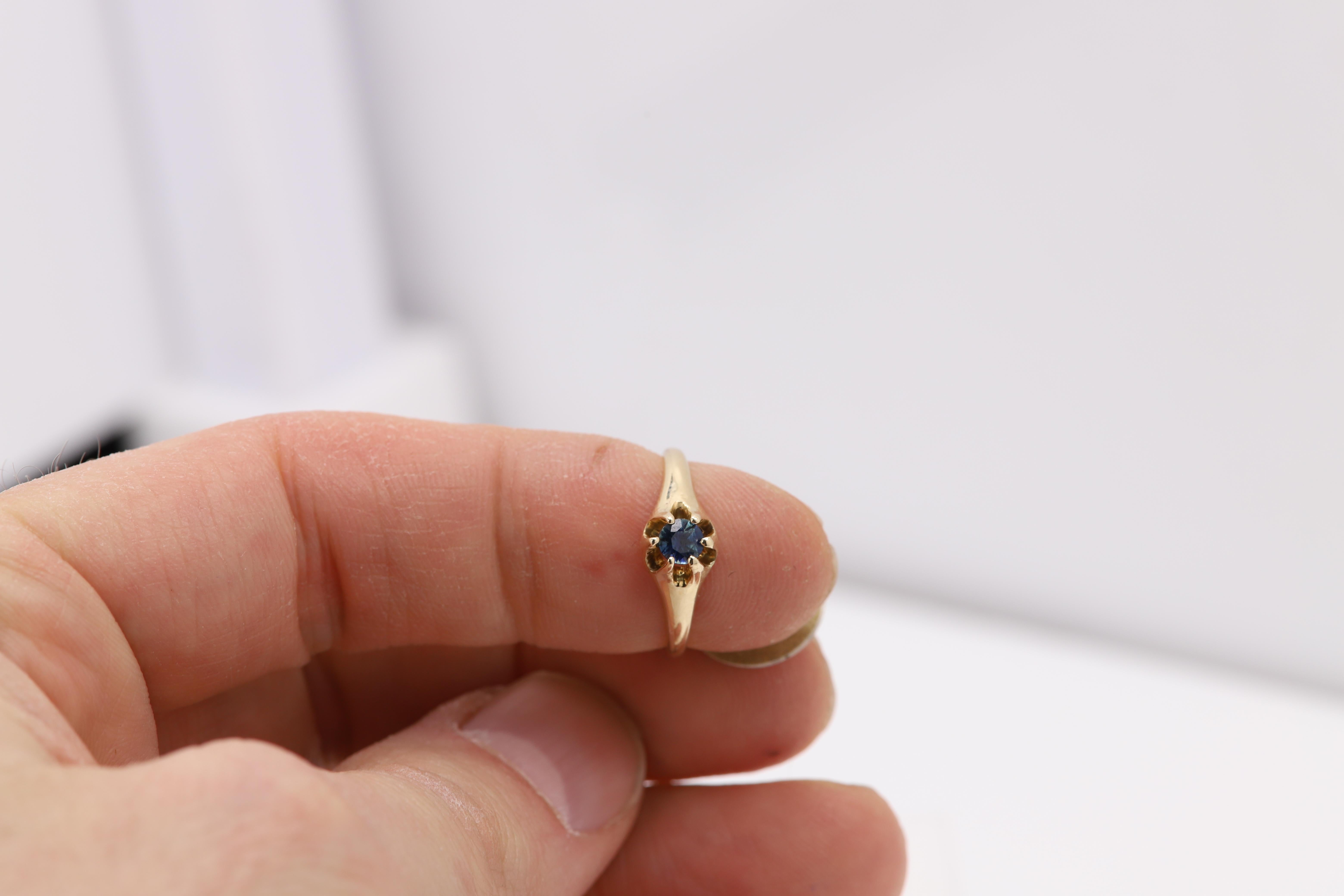 Vintage Small Sapphire Ring 14 Karat Yellow Gold Circa 1940's In Good Condition For Sale In Brooklyn, NY