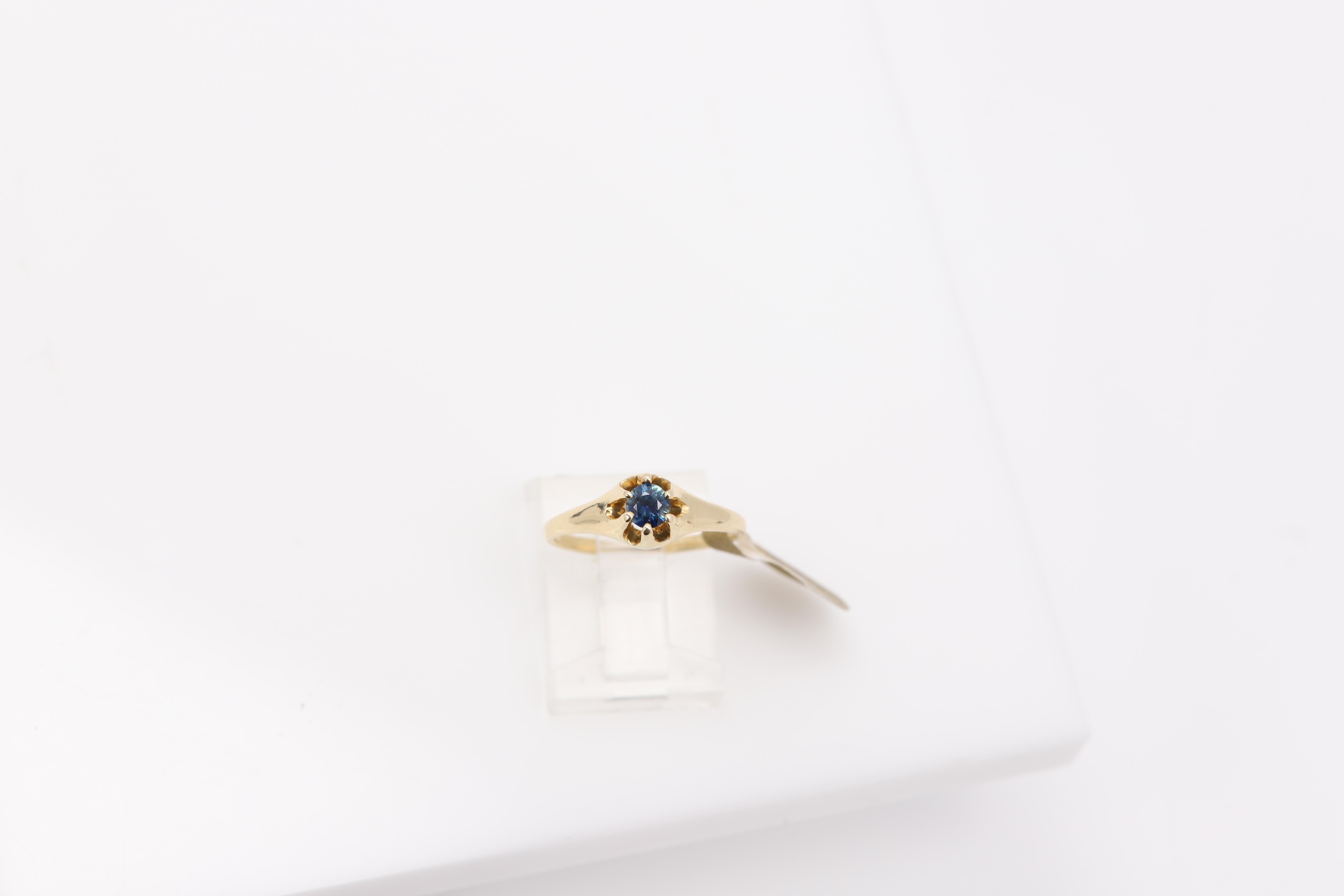 Anello vintage con zaffiro piccolo in oro giallo 14 carati, circa anni '40 in vendita 1