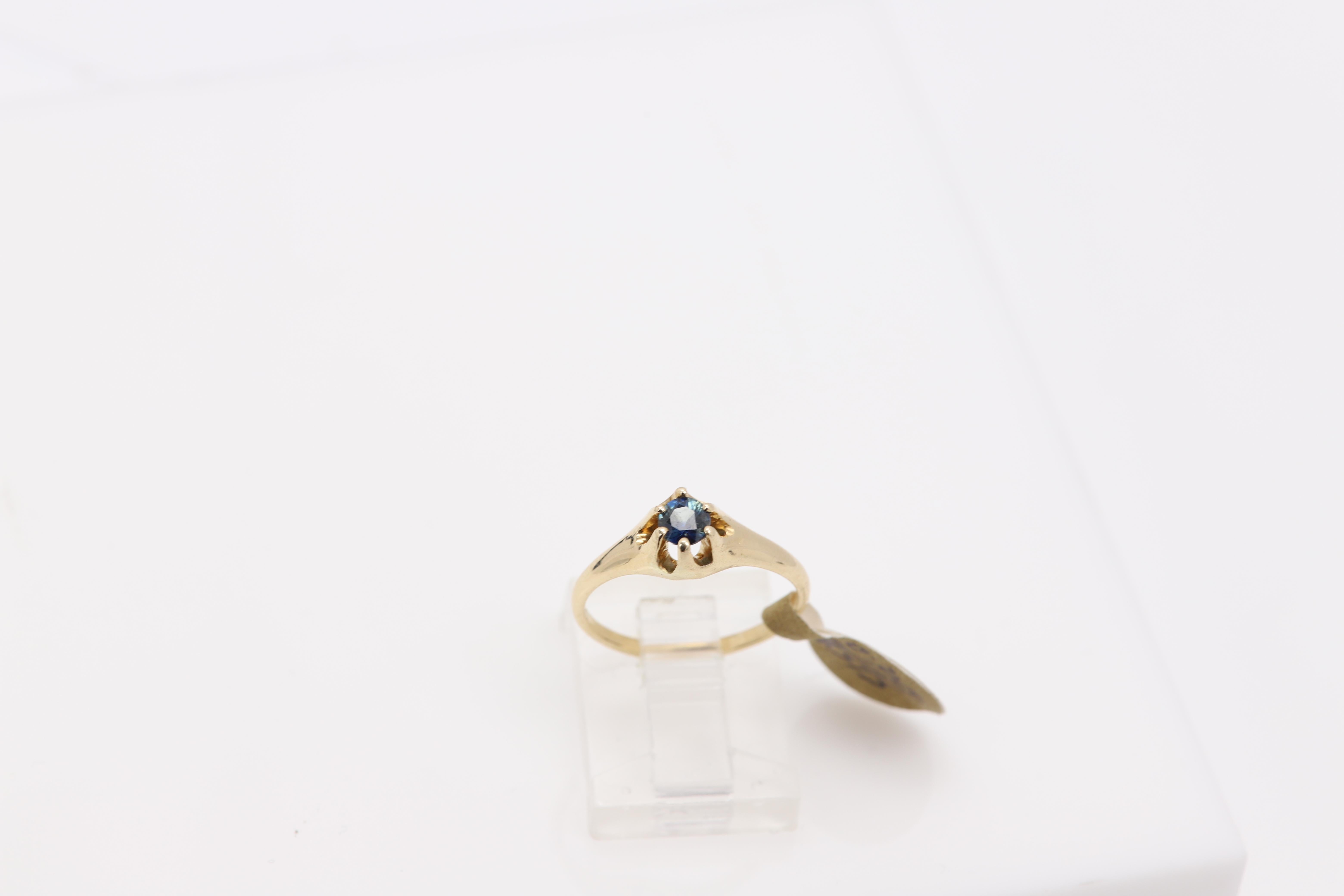 Vintage Small Sapphire Ring 14 Karat Yellow Gold Circa 1940's For Sale 2
