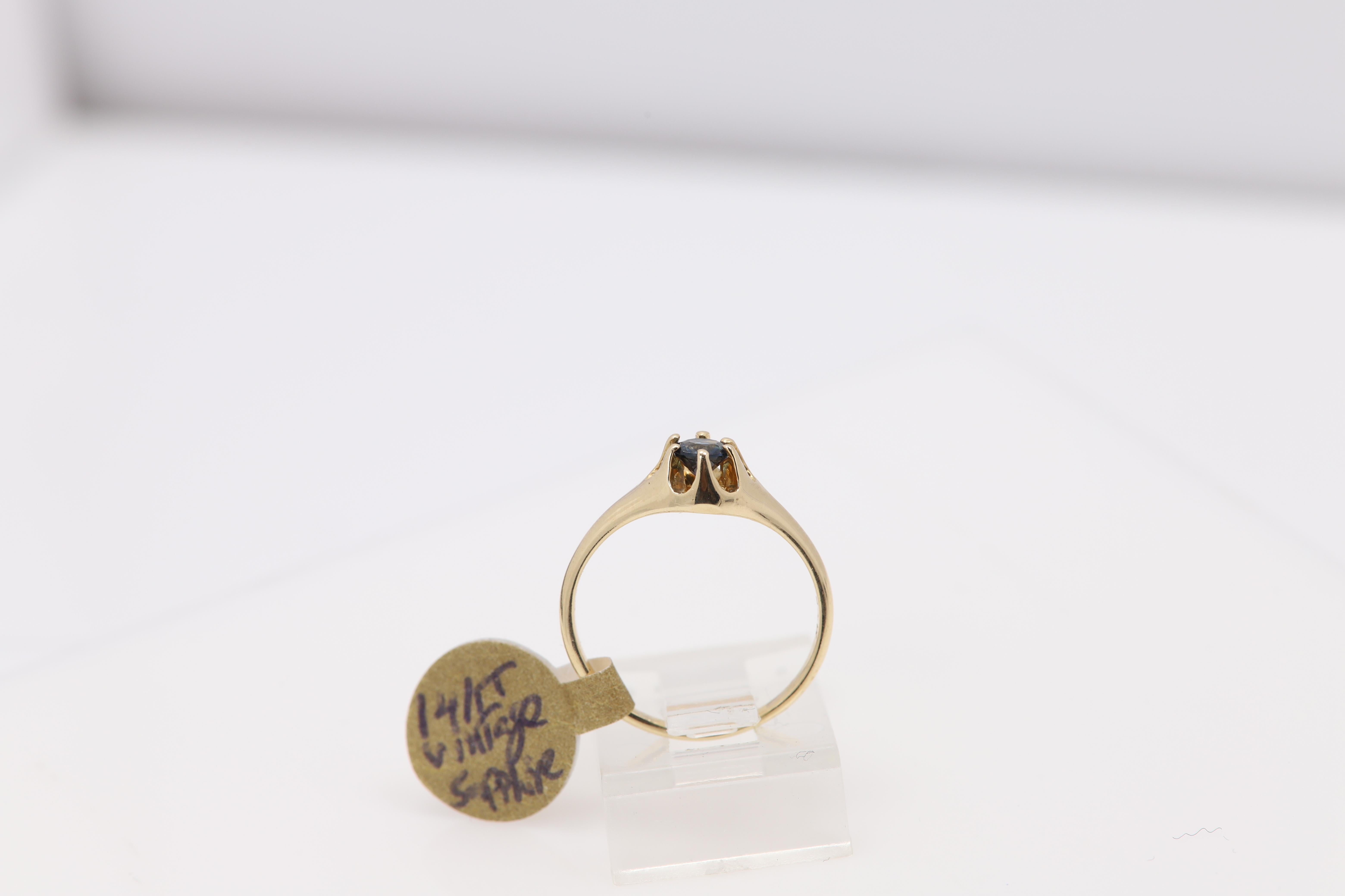 Anello vintage con zaffiro piccolo in oro giallo 14 carati, circa anni '40 in vendita 3