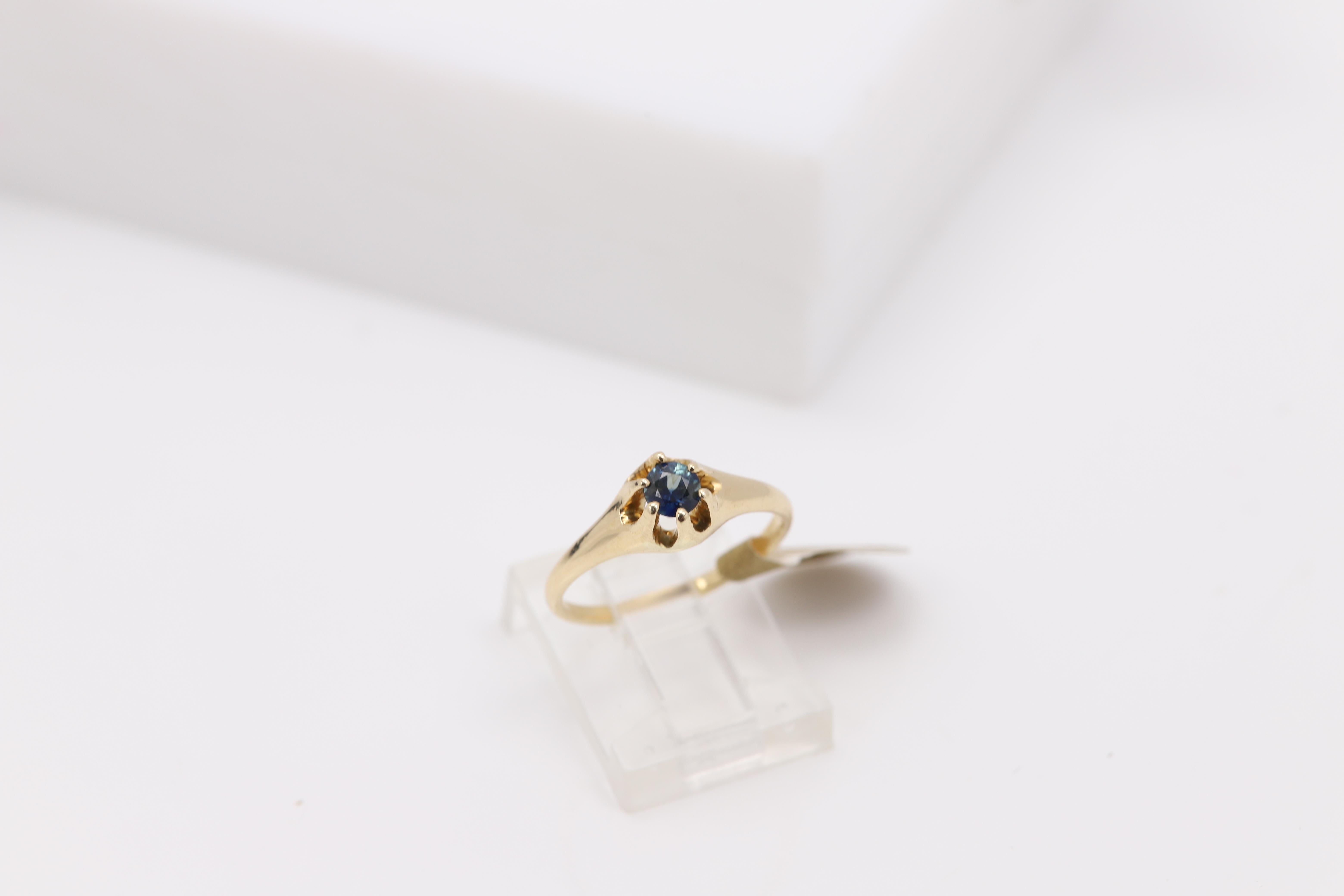 Vintage Small Sapphire Ring 14 Karat Yellow Gold Circa 1940's For Sale 4