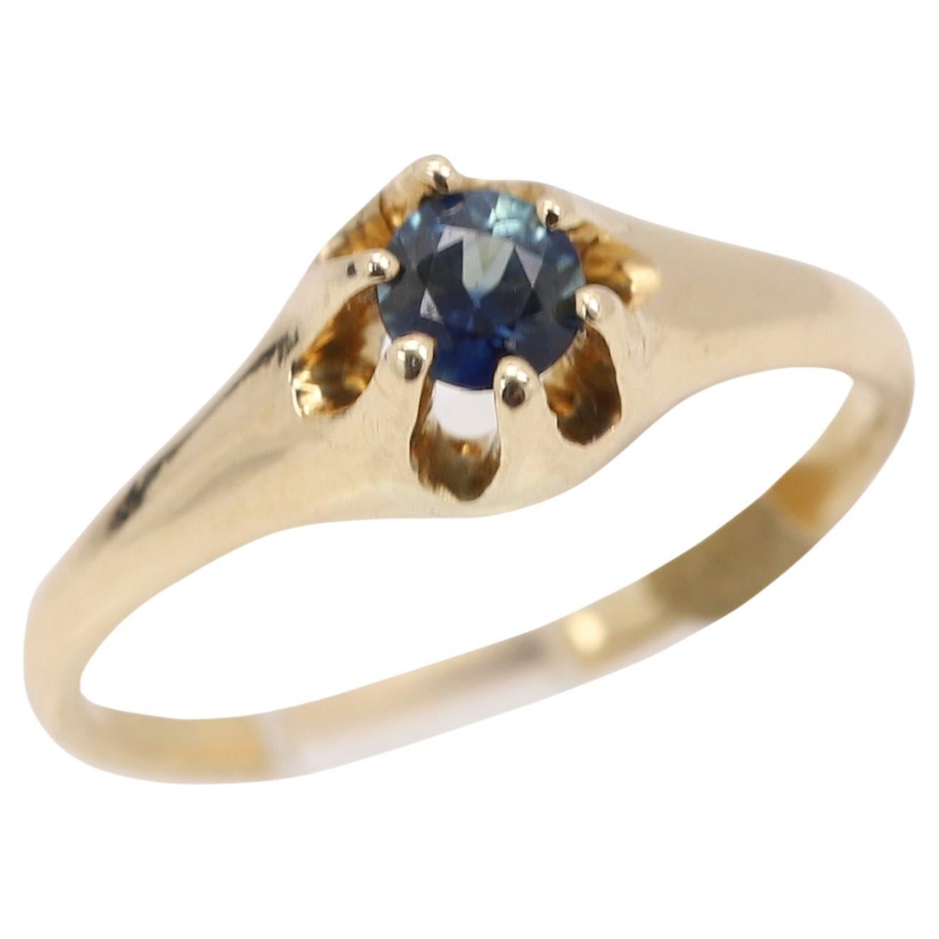 Vintage Small Sapphire Ring 14 Karat Yellow Gold Circa 1940's For Sale