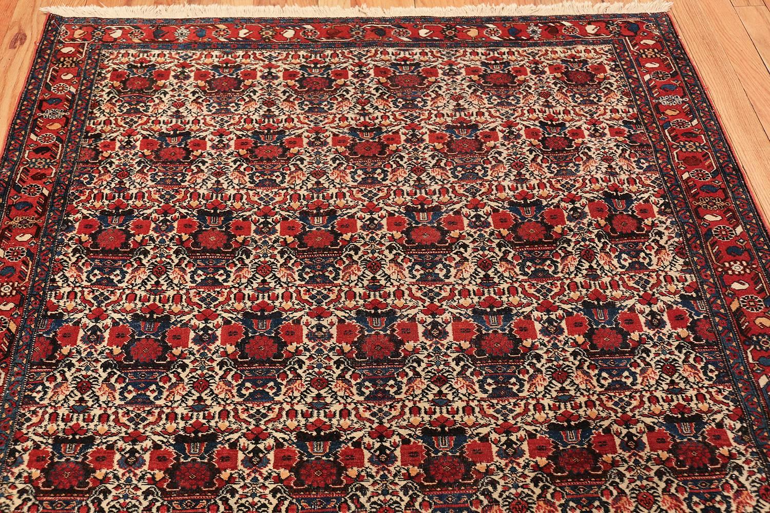 Vintage Small Size Sarouk Farahan Persian Rug. 5 ft 1 in x 7 ft 9 in  In Excellent Condition For Sale In New York, NY