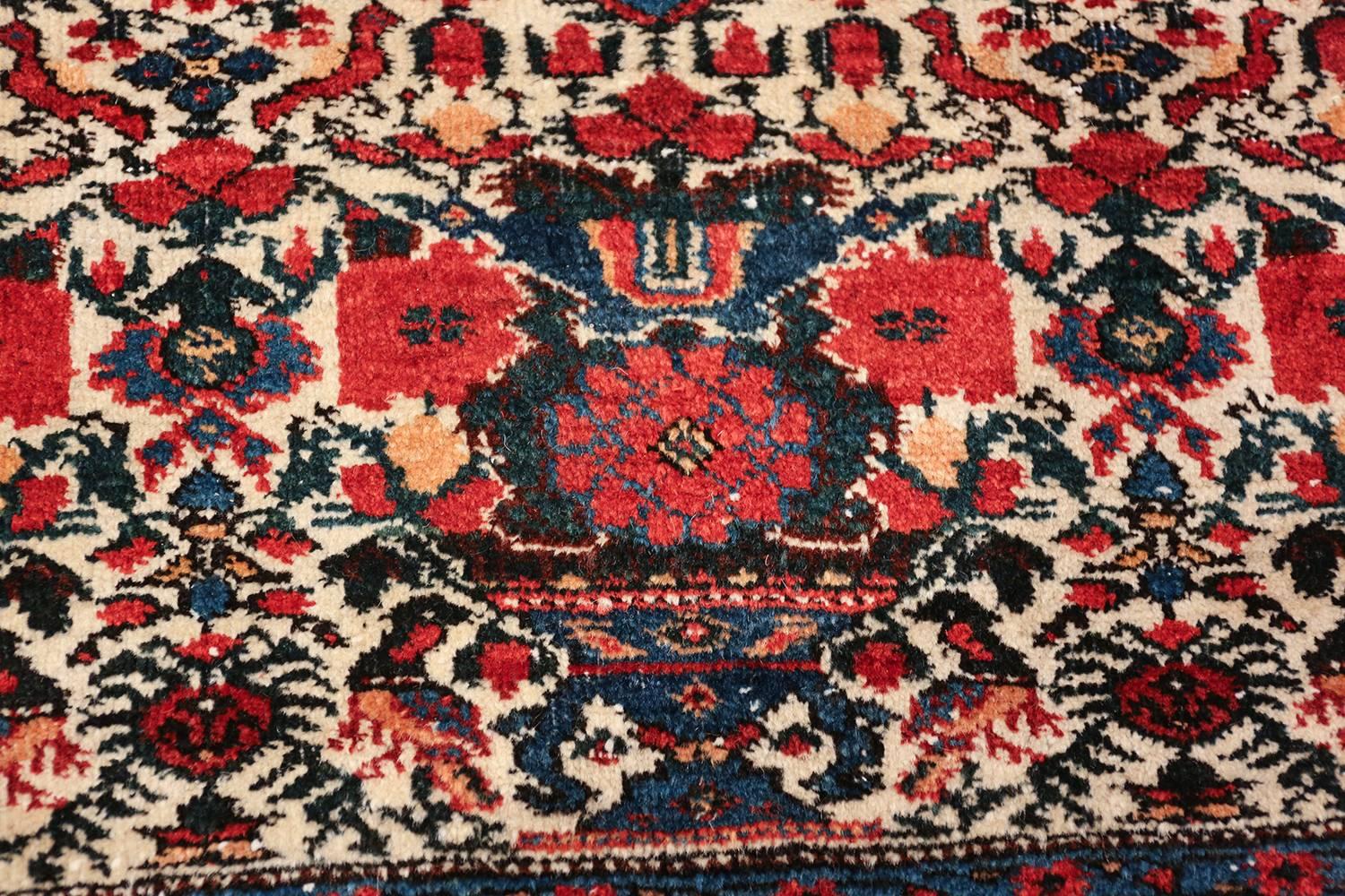 Tappeto persiano vintage di piccole dimensioni Sarouk Farahan. 5 ft 1 in x 7 ft 9 in In condizioni ottime in vendita a New York, NY