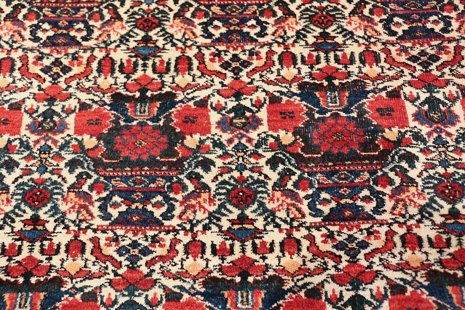 Wool Vintage Small Size Sarouk Farahan Persian Rug. 5 ft 1 in x 7 ft 9 in  For Sale