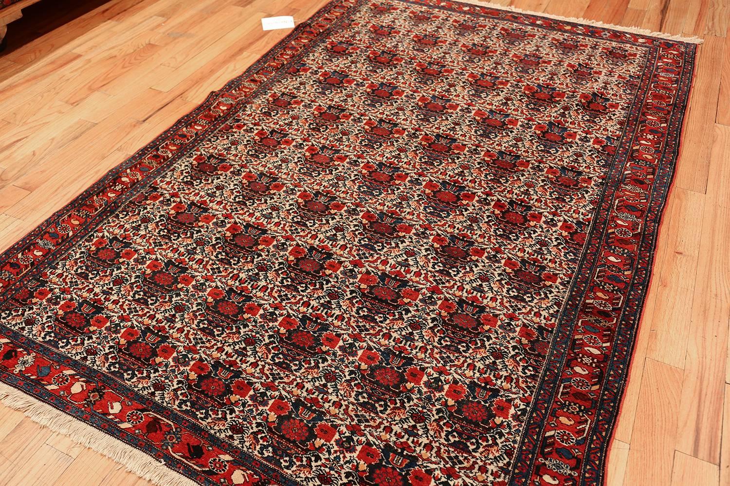 Vintage Small Size Sarouk Farahan Persian Rug. 5 ft 1 in x 7 ft 9 in  For Sale 1