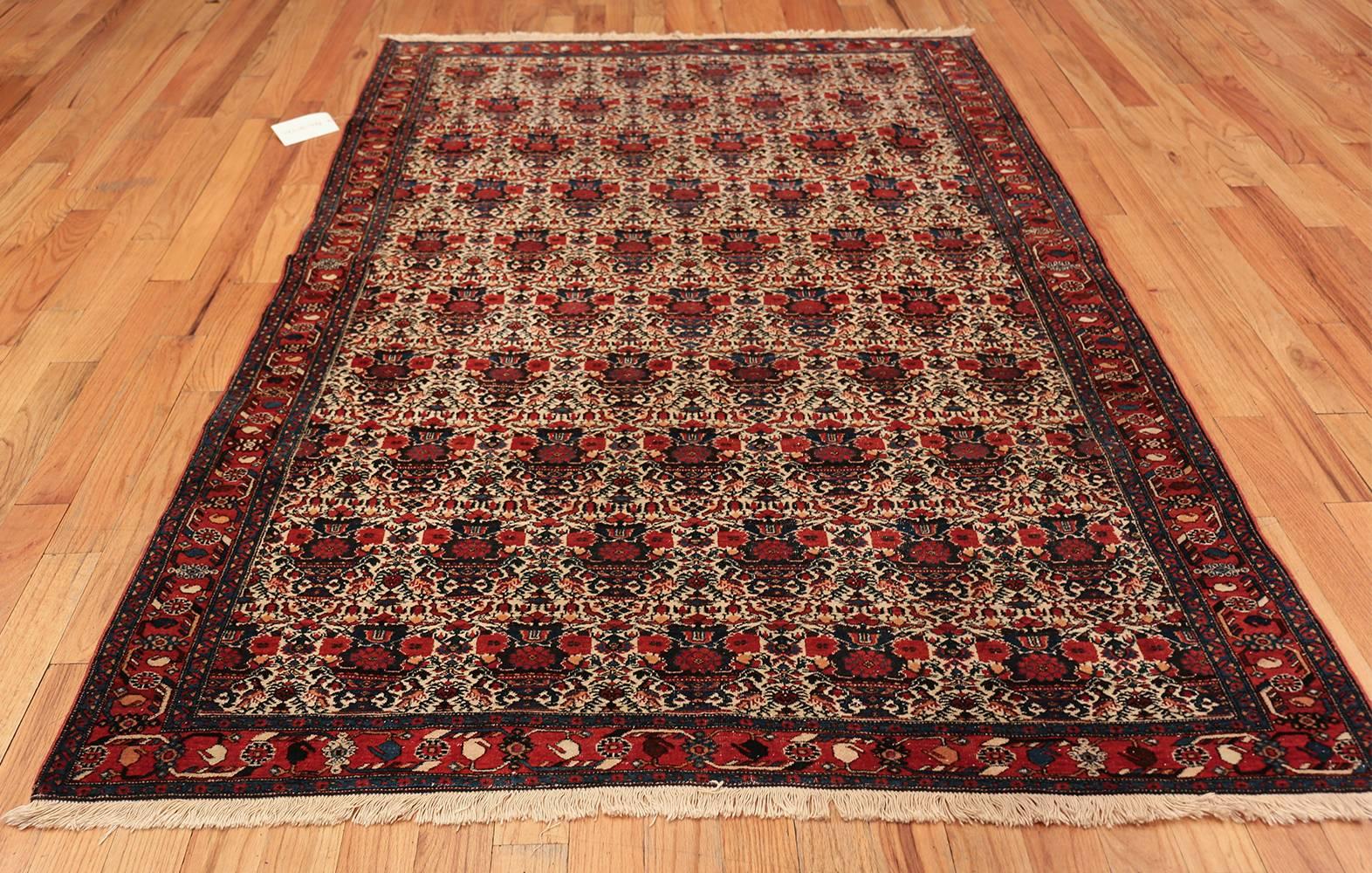 Vintage Small Size Sarouk Farahan Persian Rug. 5 ft 1 in x 7 ft 9 in  For Sale 3