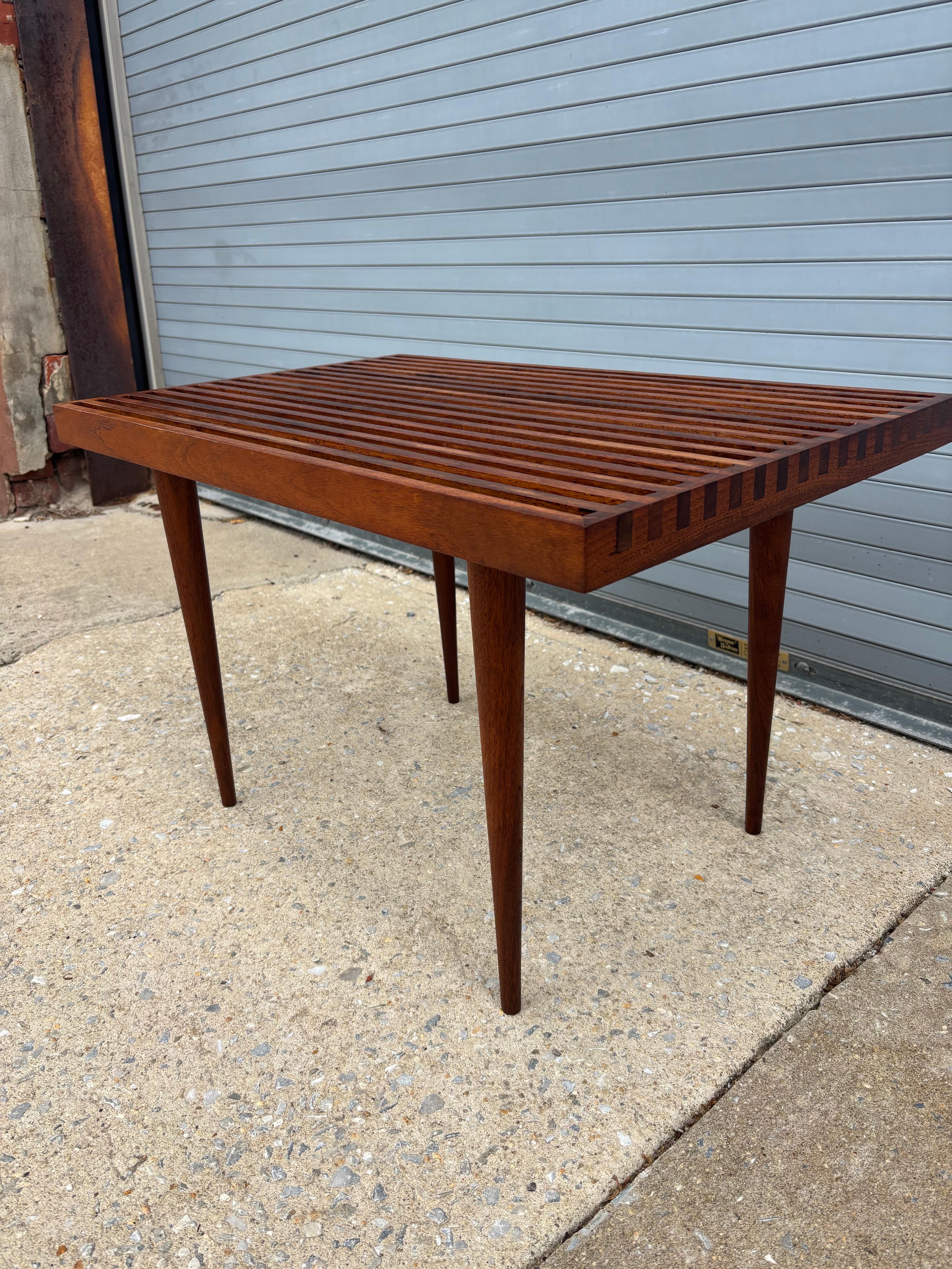 Mid-Century Modern Vintage Small Slatted Bench on Tapered Legs by Mel Smilow For Sale