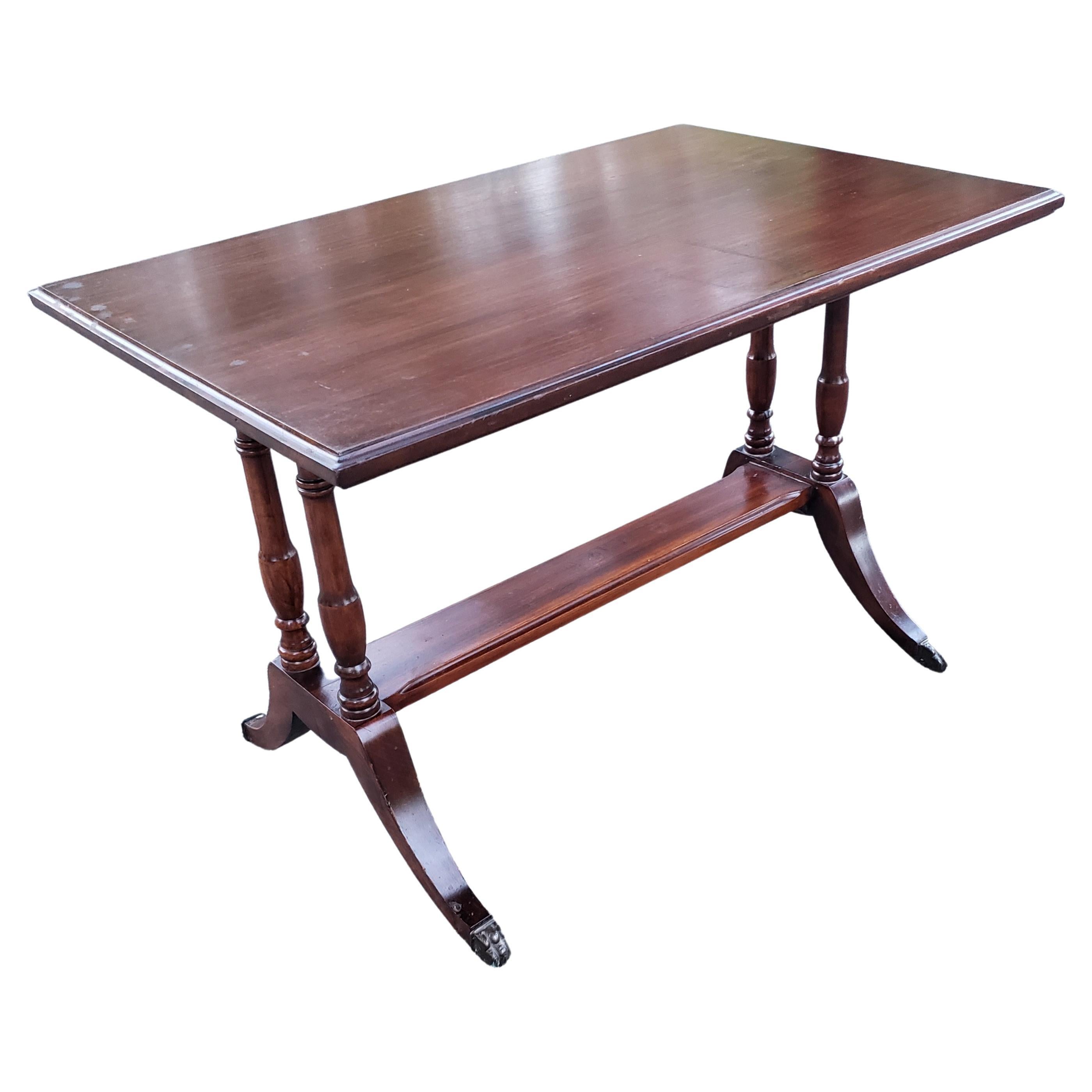American Colonial Vintage Small Space American Mahogany Tea / Coffee Table, circa 1930s For Sale