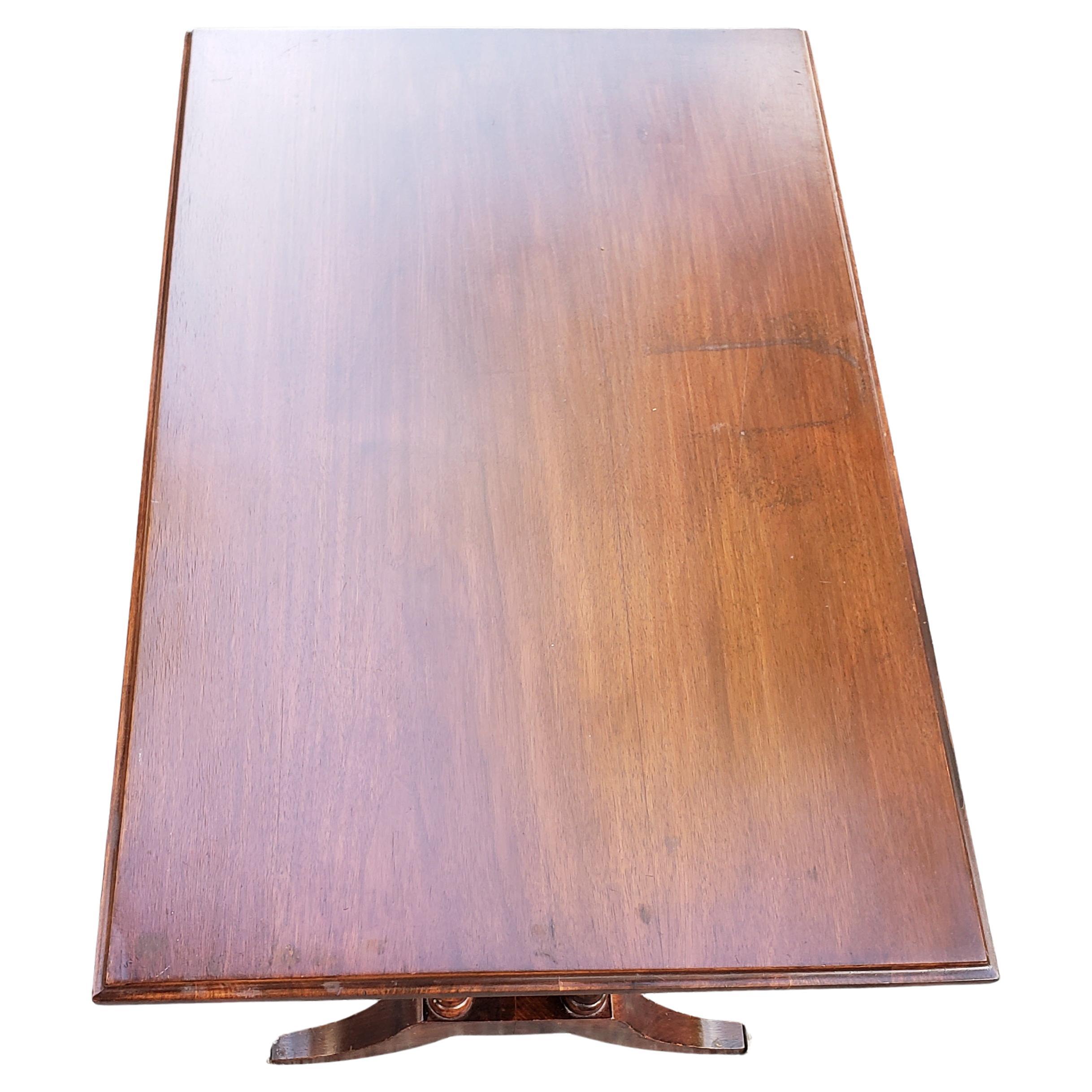 Vintage Small Space American Mahogany Tea / Coffee Table, circa 1930s In Good Condition For Sale In Germantown, MD