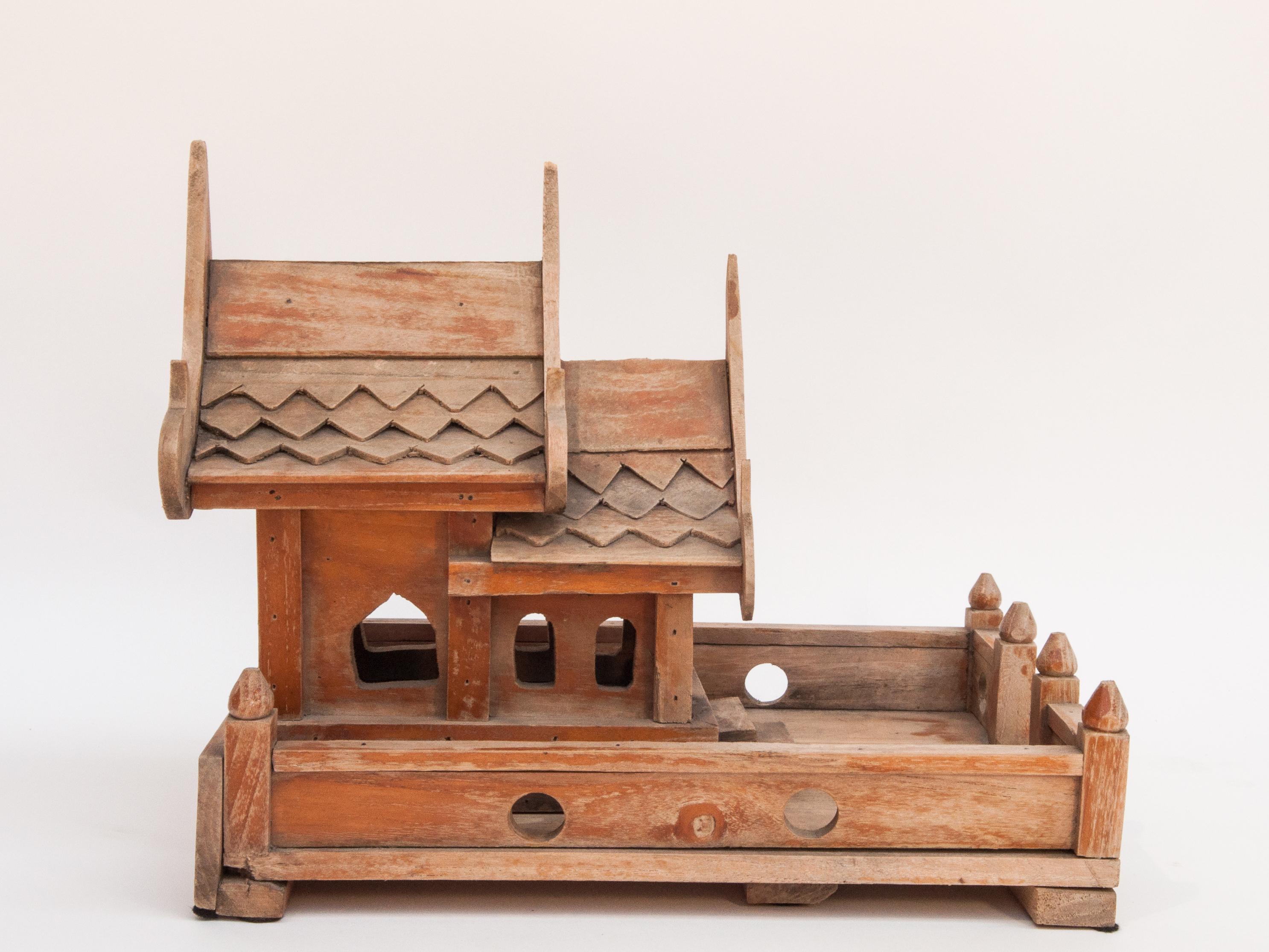 Vintage Small Spirit House from Northern Thailand, Teak, Mid-Late 20th Century In Fair Condition In Point Richmond, CA