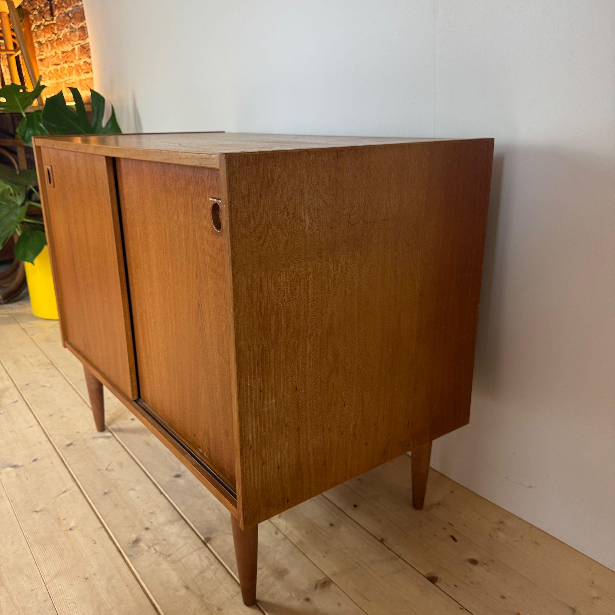 Vintage small teak sideboard, Denmark 1960 In Good Condition For Sale In Torino, IT