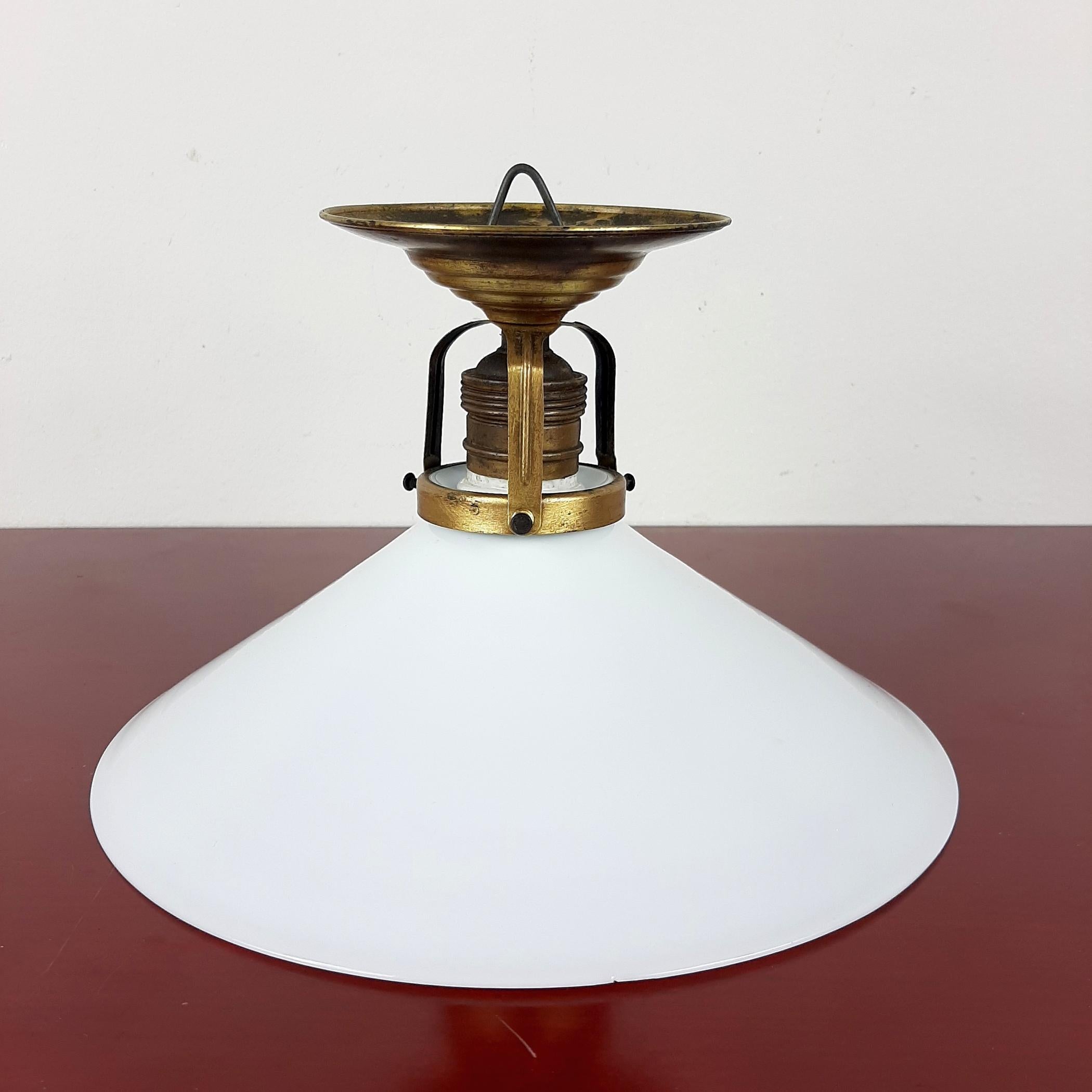 La piccola lampada d'epoca prodotta in Italia negli anni '40.
Ottone in ottime condizioni con patina.
Dimensioni:
Larghezza: 25 cm
Altezza: 15 cm

La lampada richiede una lampadina europea E27 ed è compatibile con l'attacco E26 USA. Funziona con