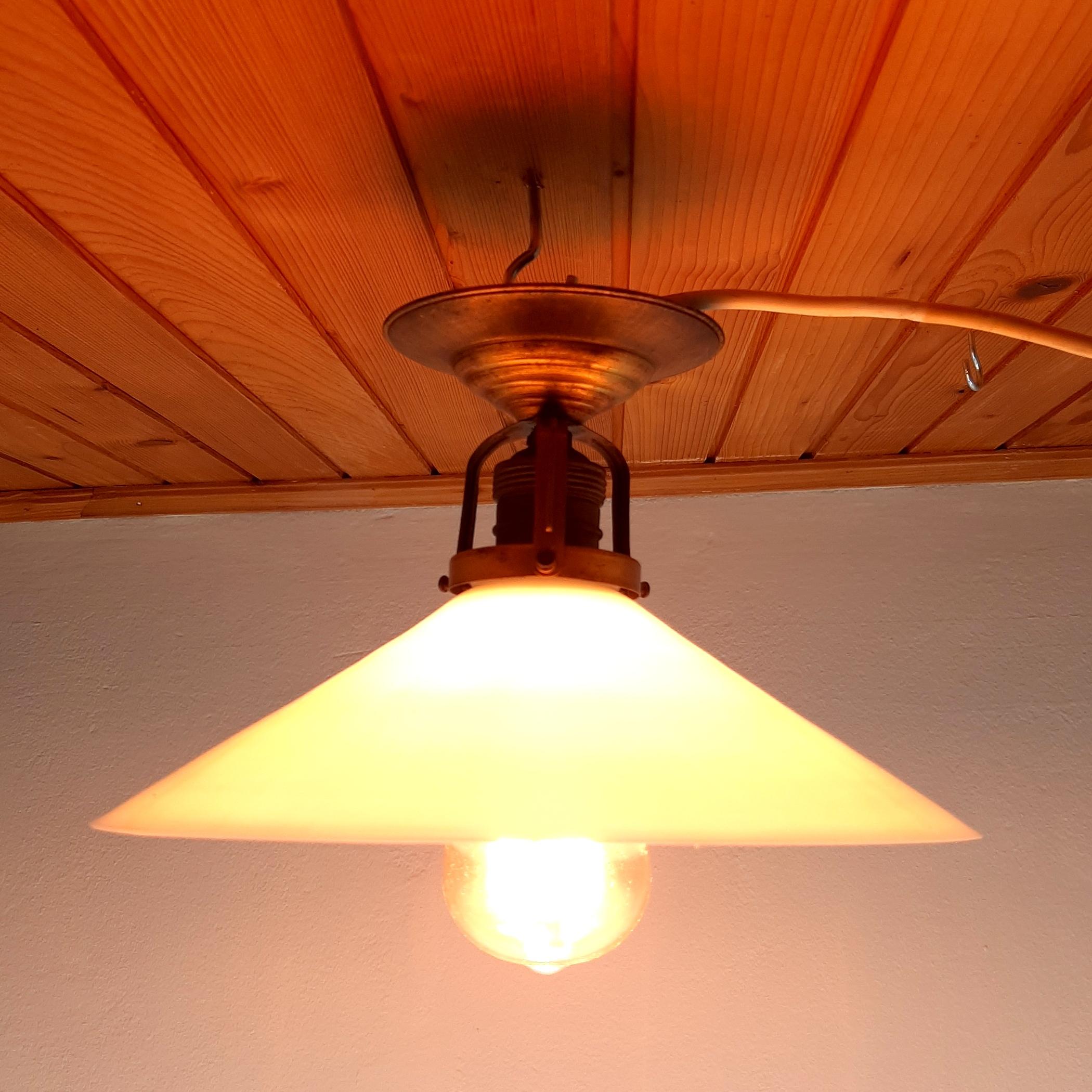 Lampada a sospensione vintage piccola e bianca, Italia, anni '40 in vendita 1