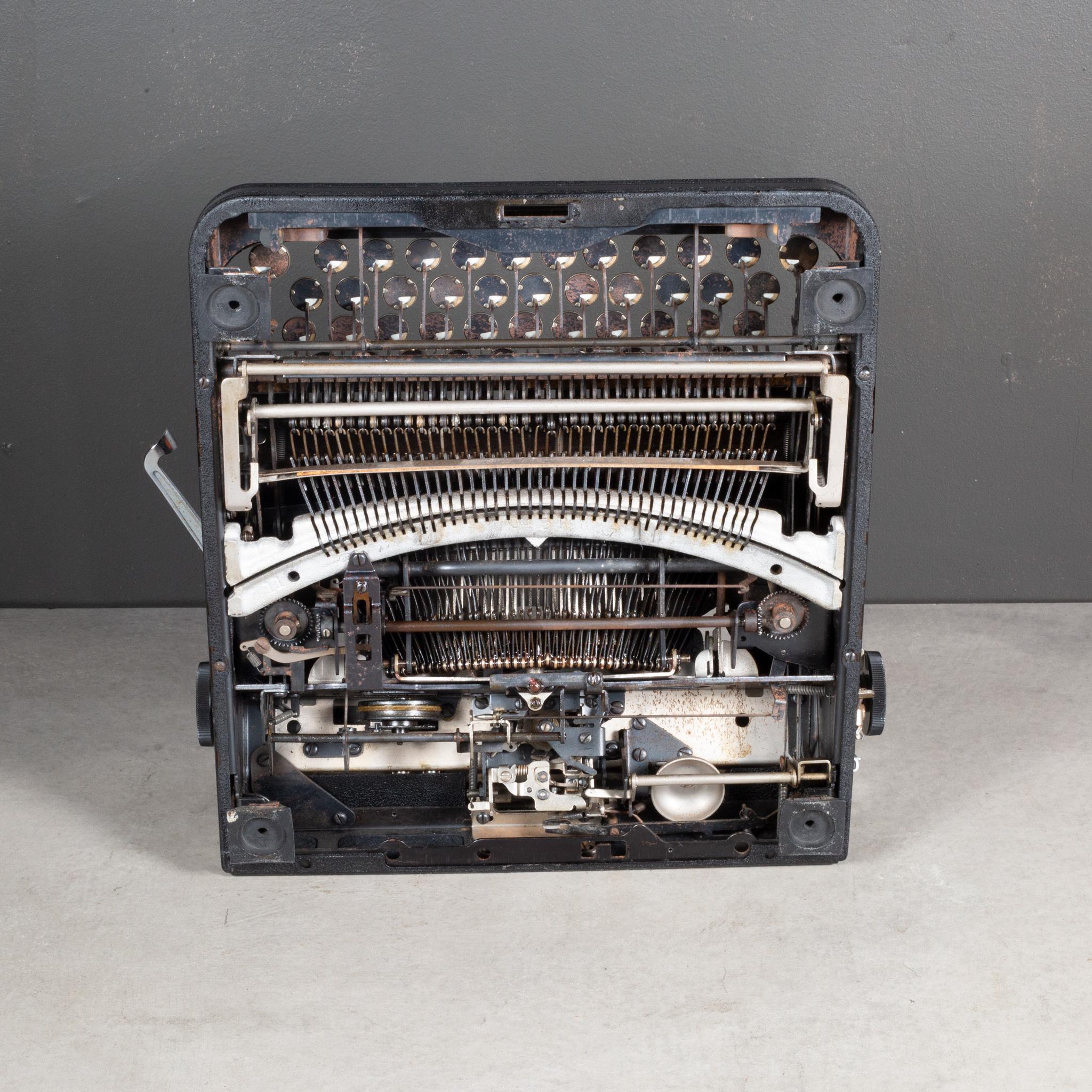 Vintage Smith-Corona Clipper Portable Typewriter c.1946 In Good Condition In San Francisco, CA